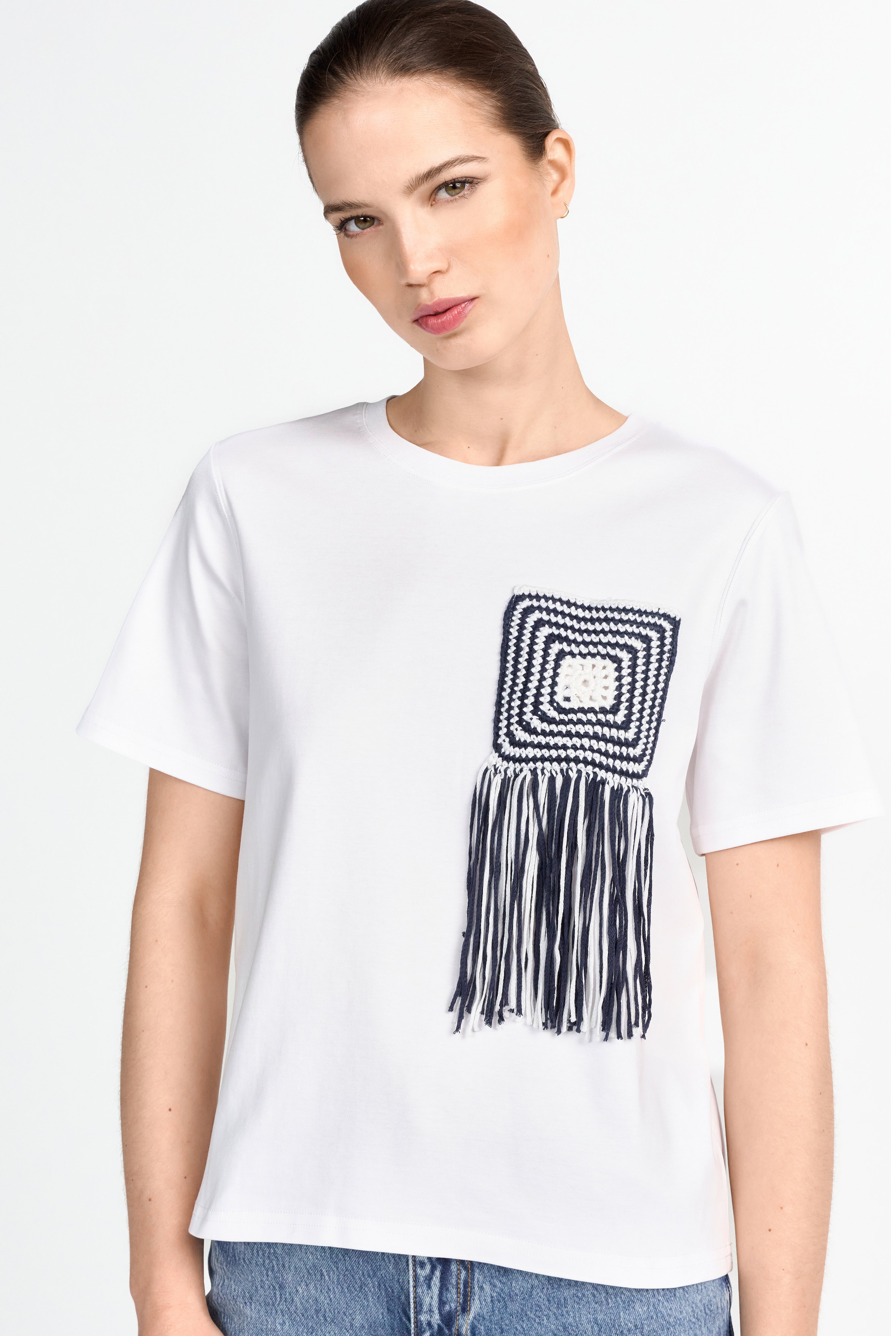 T-Shirt mit Häkeltasche
