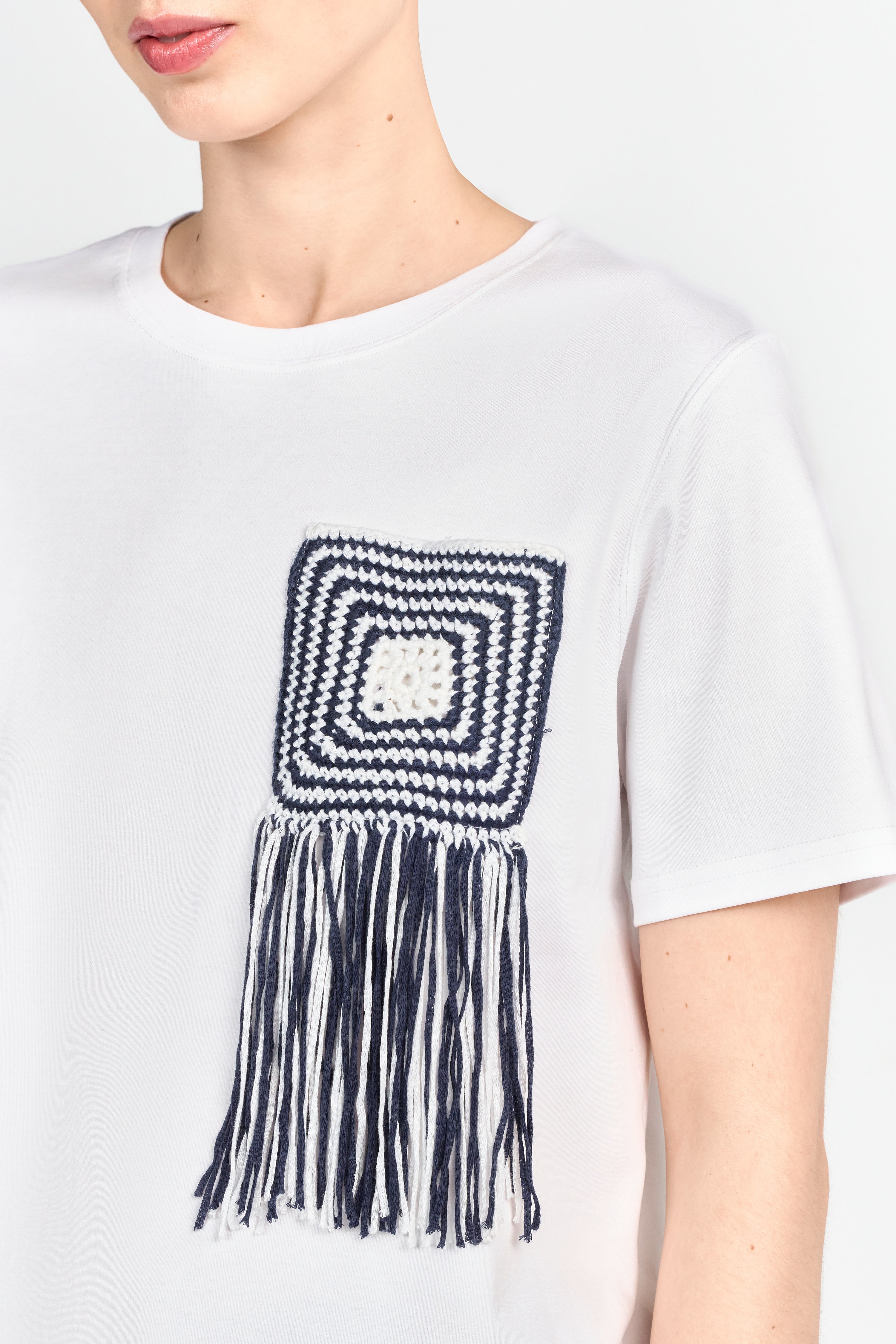 T-Shirt mit Häkeltasche
