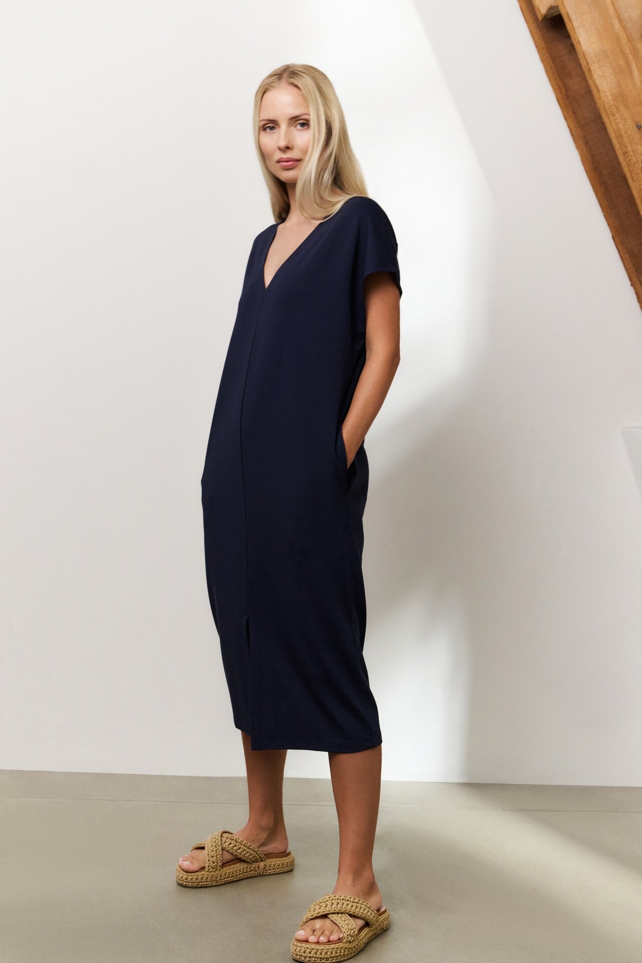 Ärmelloses Kleid mit doppeltem V-Ausschnitt und Schlitz