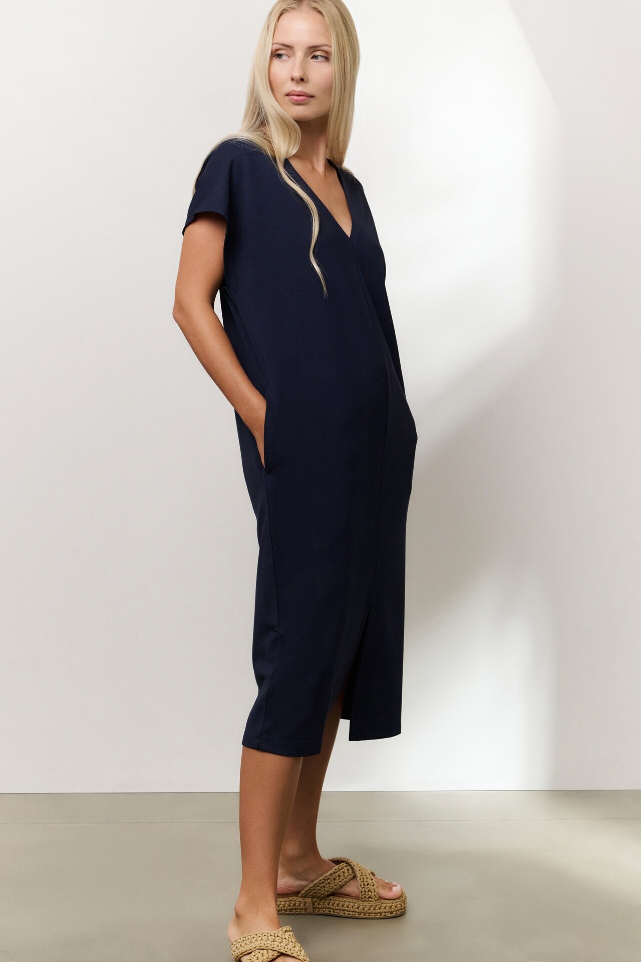 Ärmelloses Kleid mit doppeltem V-Ausschnitt und Schlitz