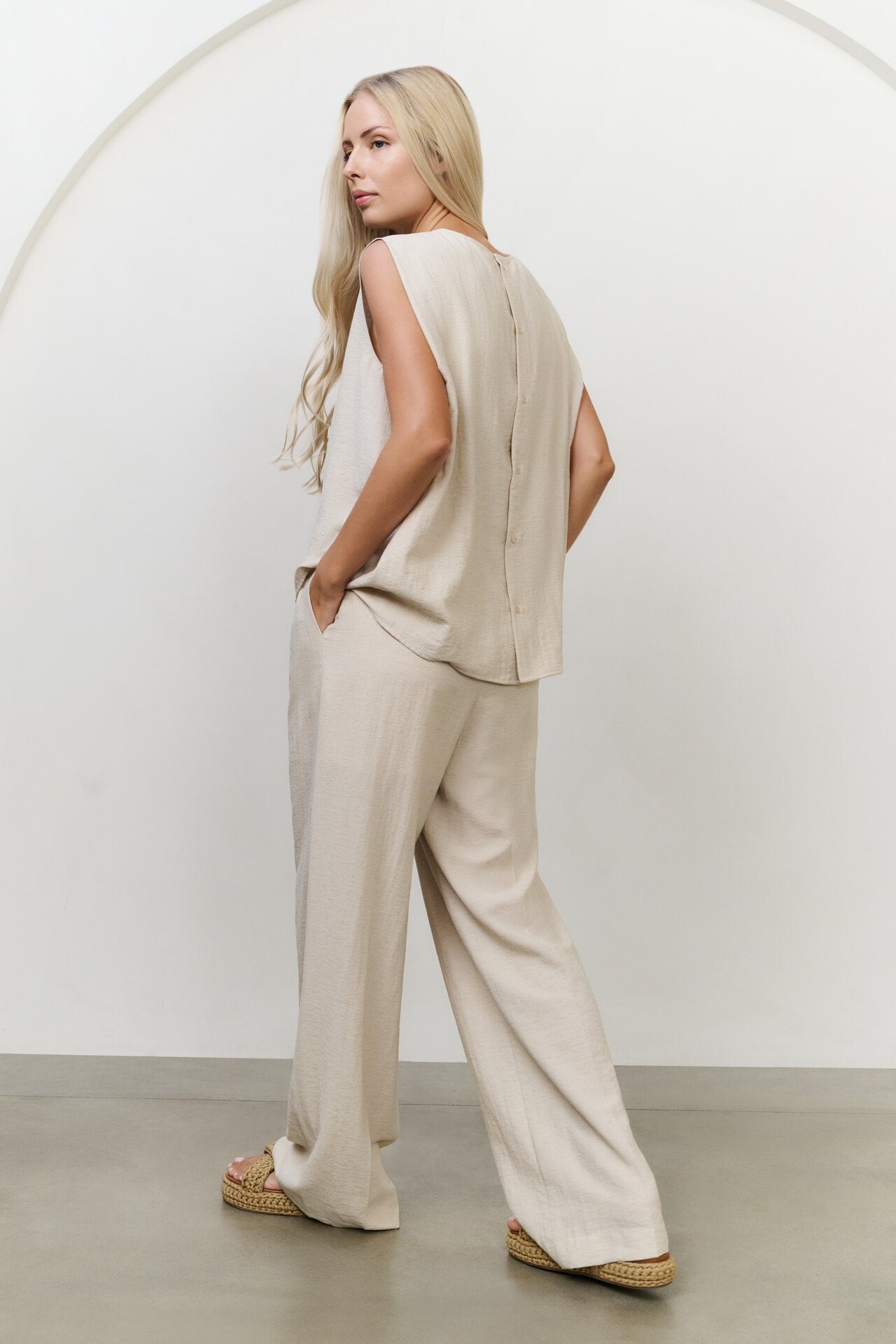 Strukturierte gewebte Hose mit weitem Bein und Bundfalten