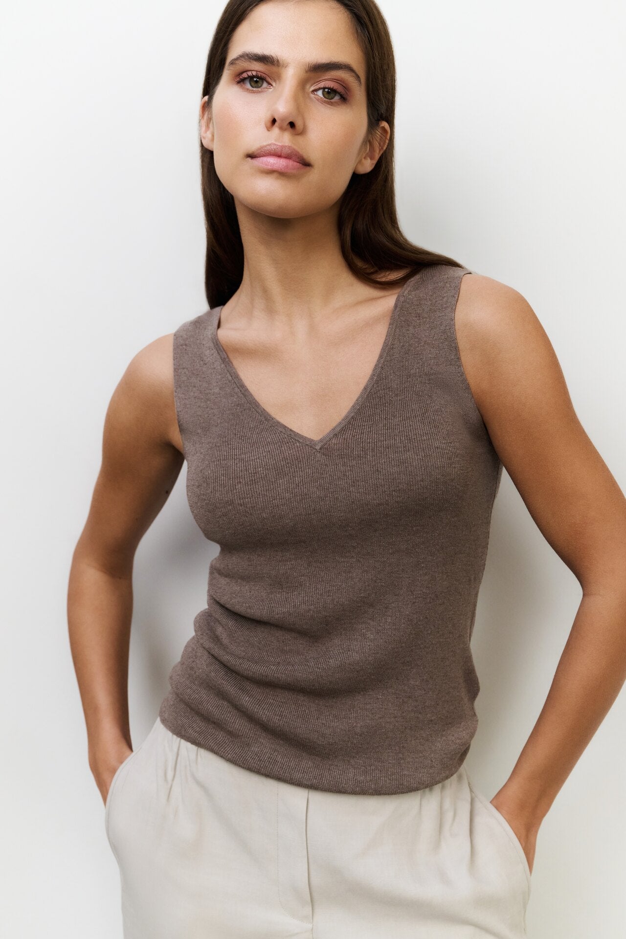 Fein geripptes Strick-Tanktop mit V-Ausschnitt