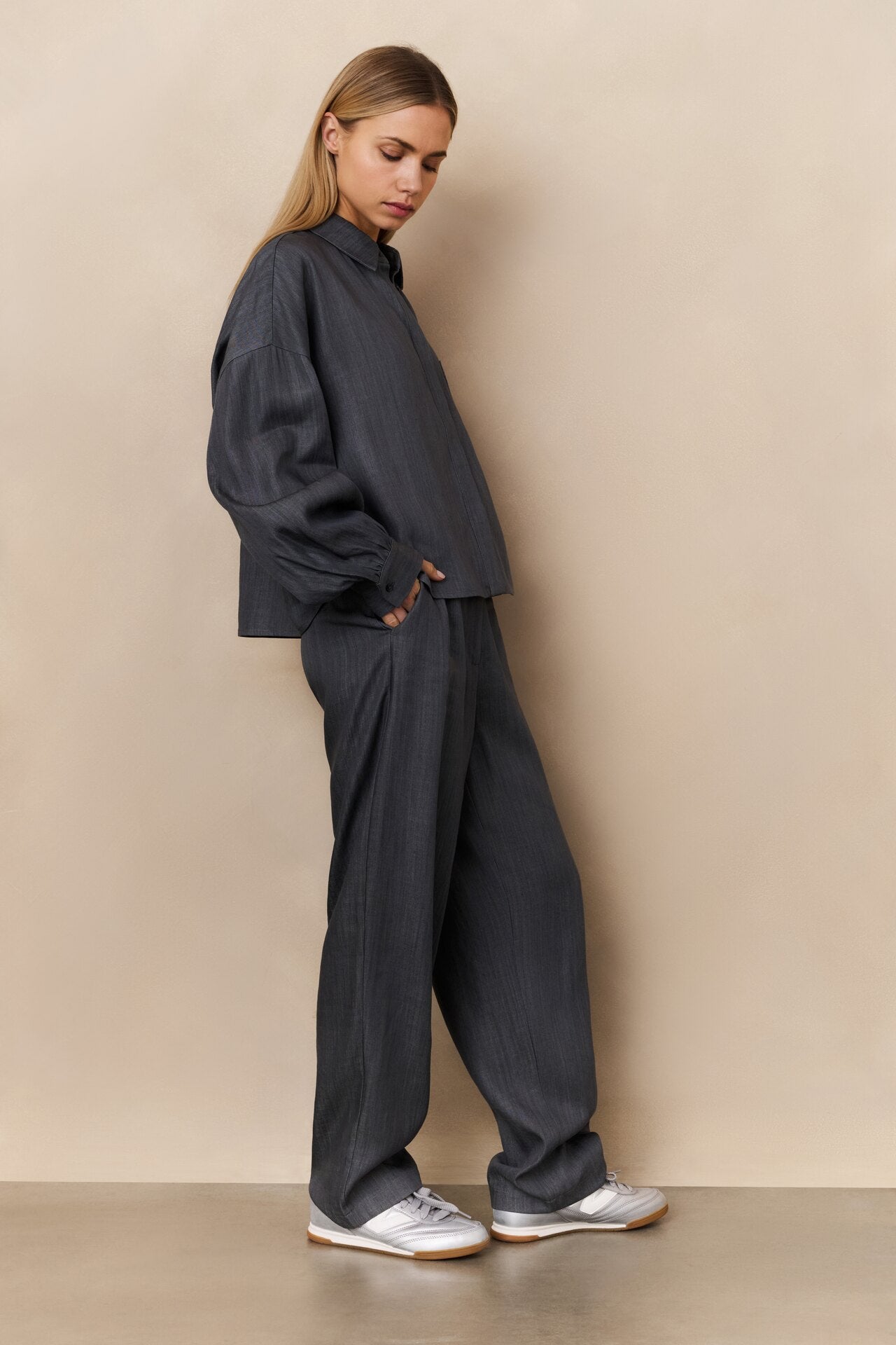Schmal zulaufende Hose mit hohem Bund