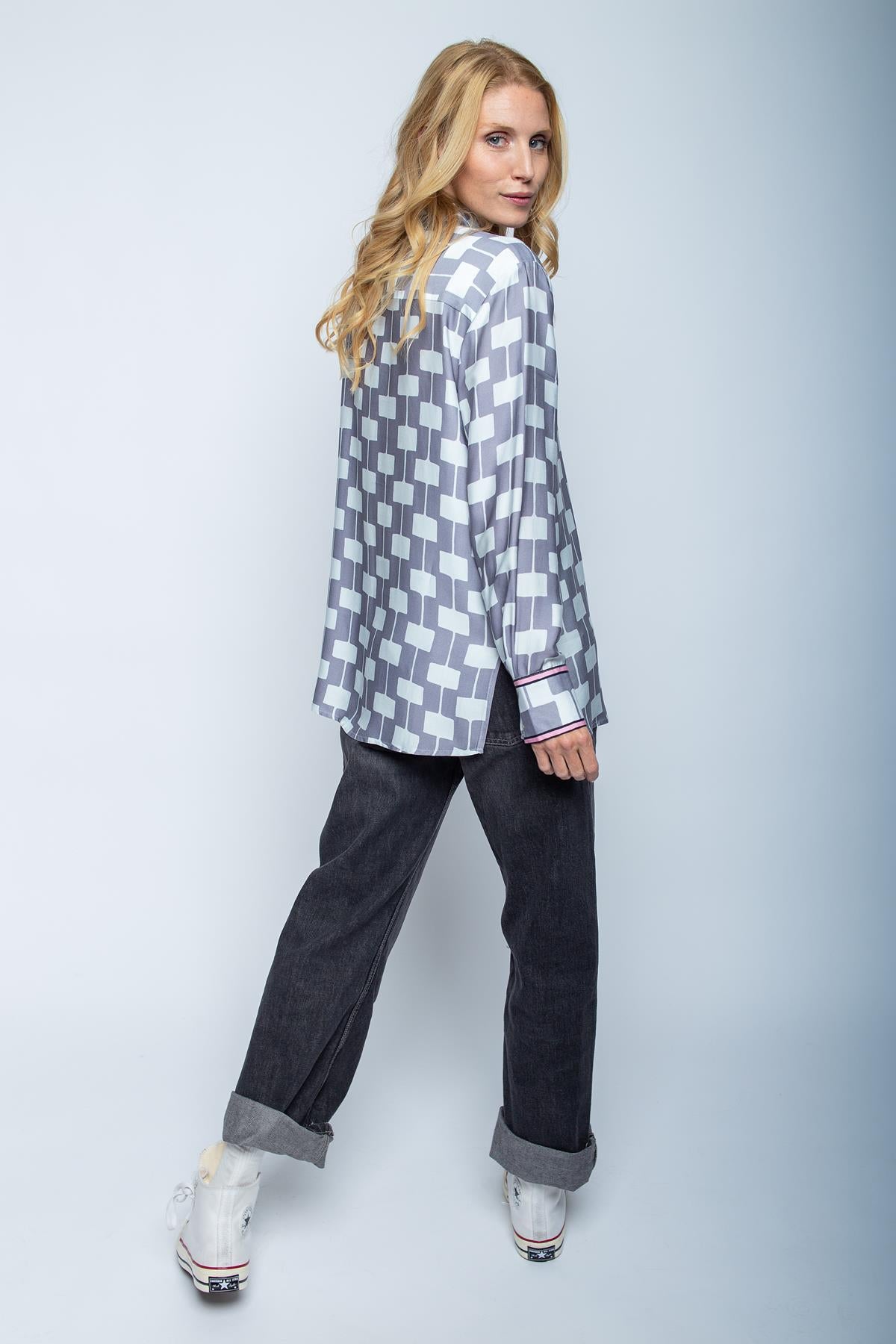 Moderne Hemdbluse mit Statement-Print