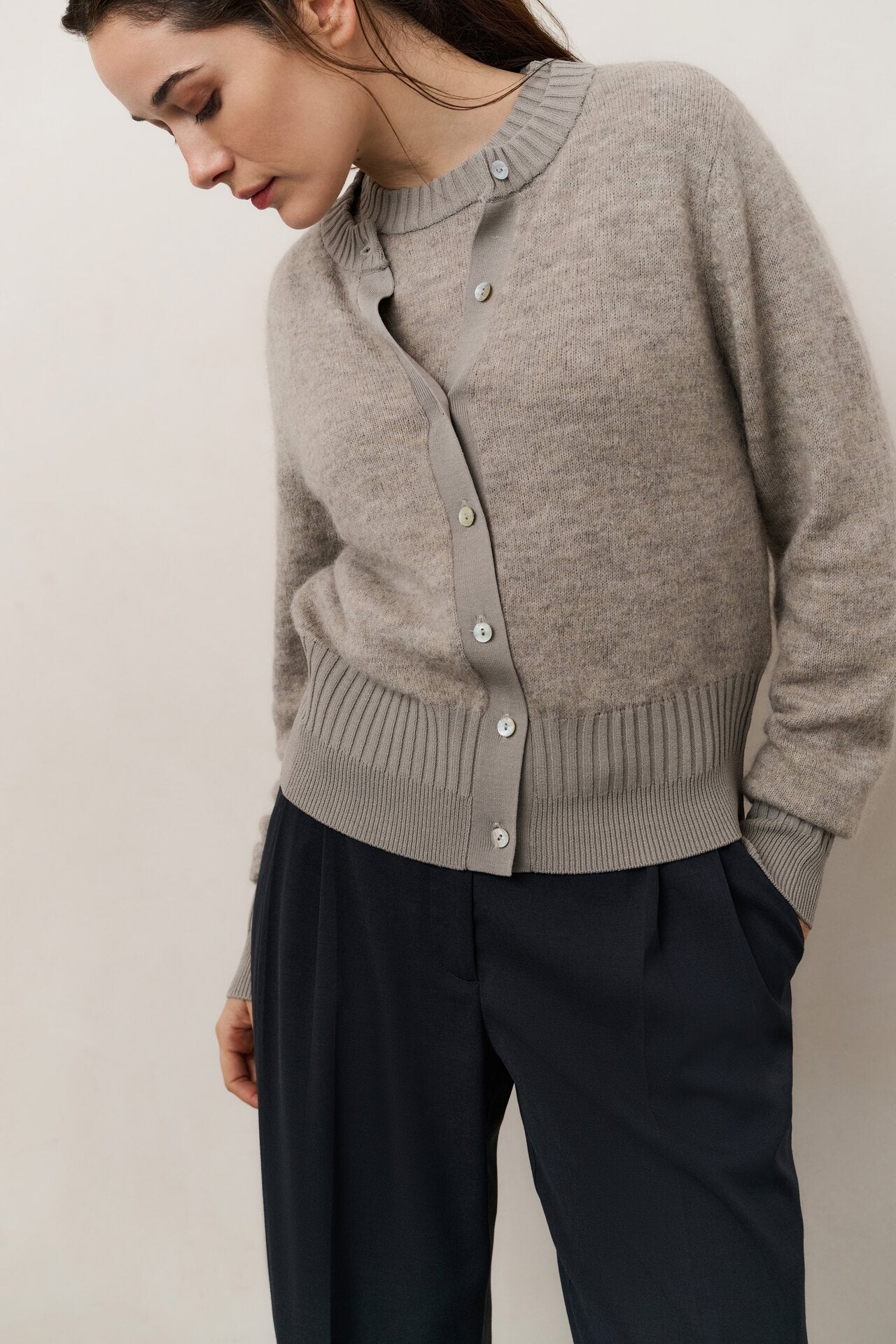 Kurzärmeliger Strickpullover mit doppelten Rippdetails