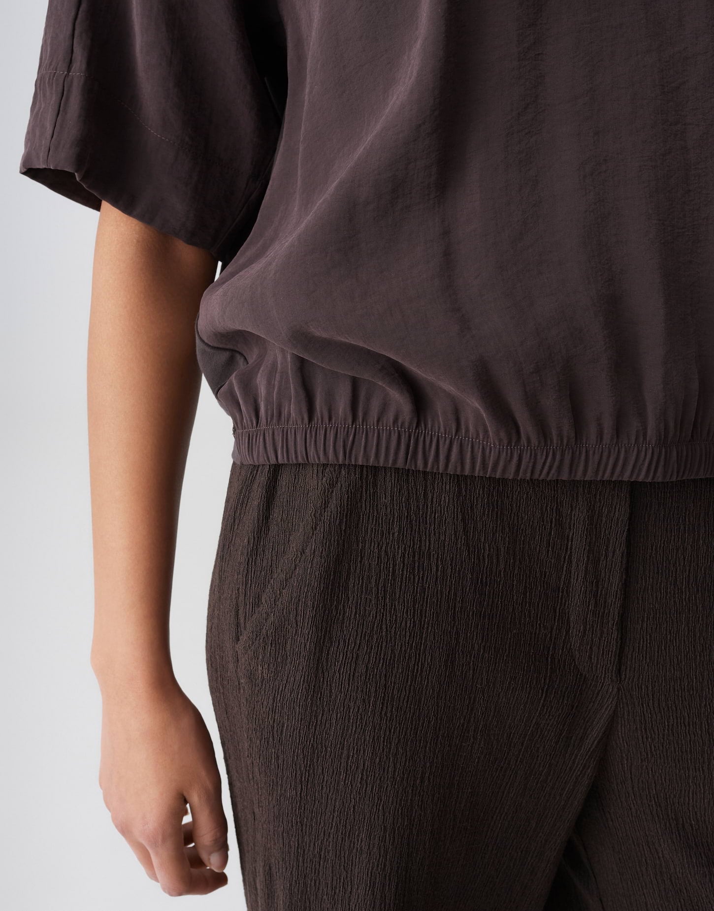 Dein weich fließendes Shirt mit mattem Glanz