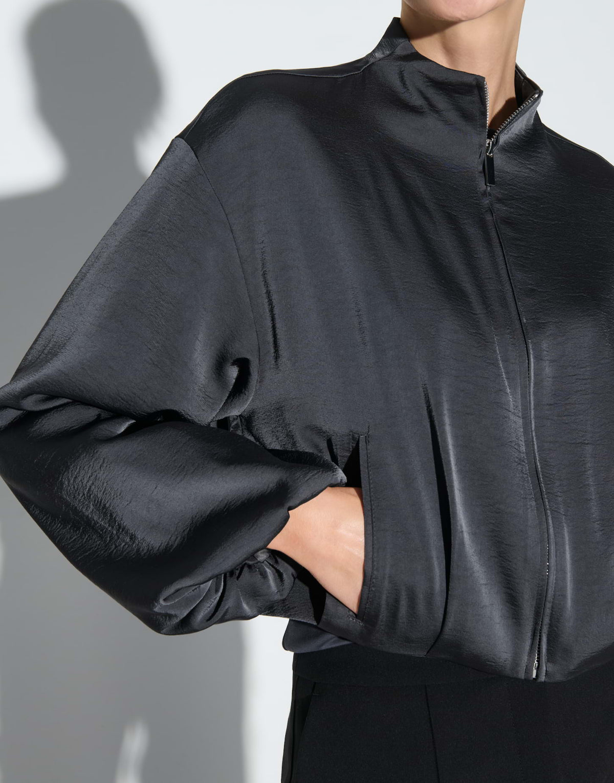 Der Satin-Blouson Juja
