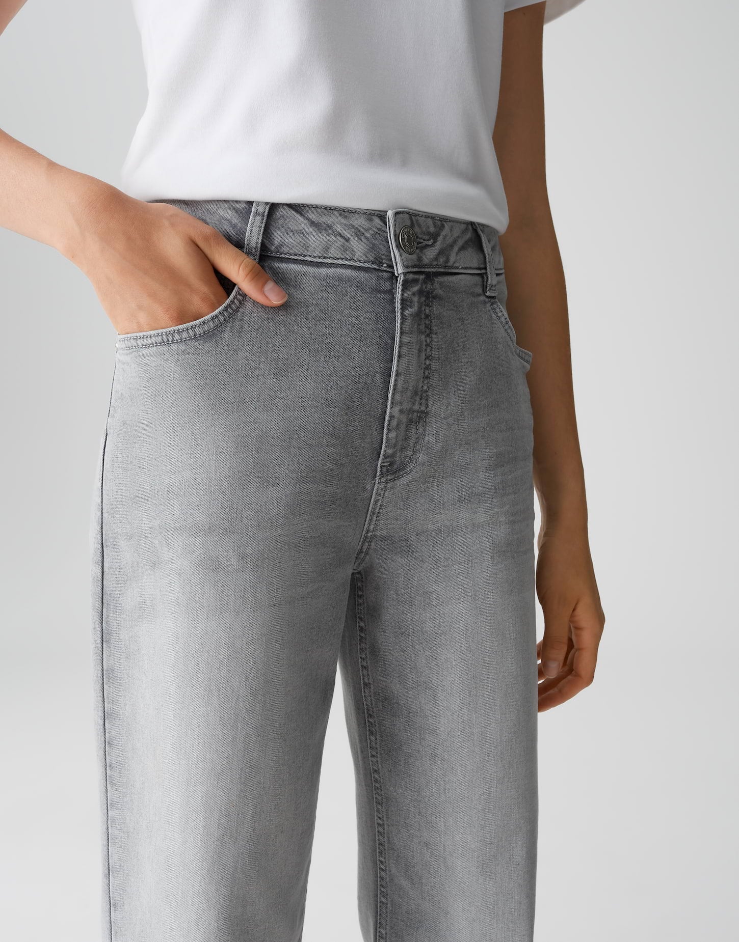 Cropped Straight Denim in Hellgrau