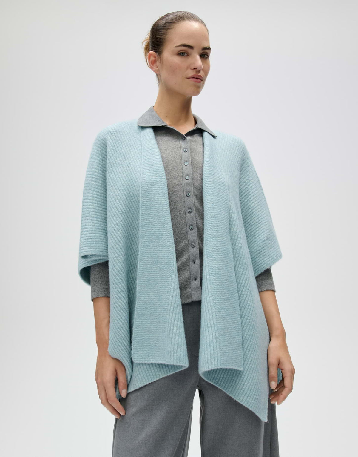 Das gerippte Strick-Poncho-Cape