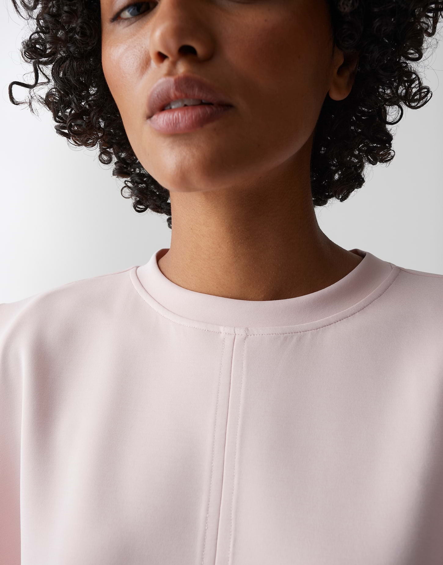 Dieses ultraleichte Sweattop in zartem Rosé definiert modernen Komfort völlig neu