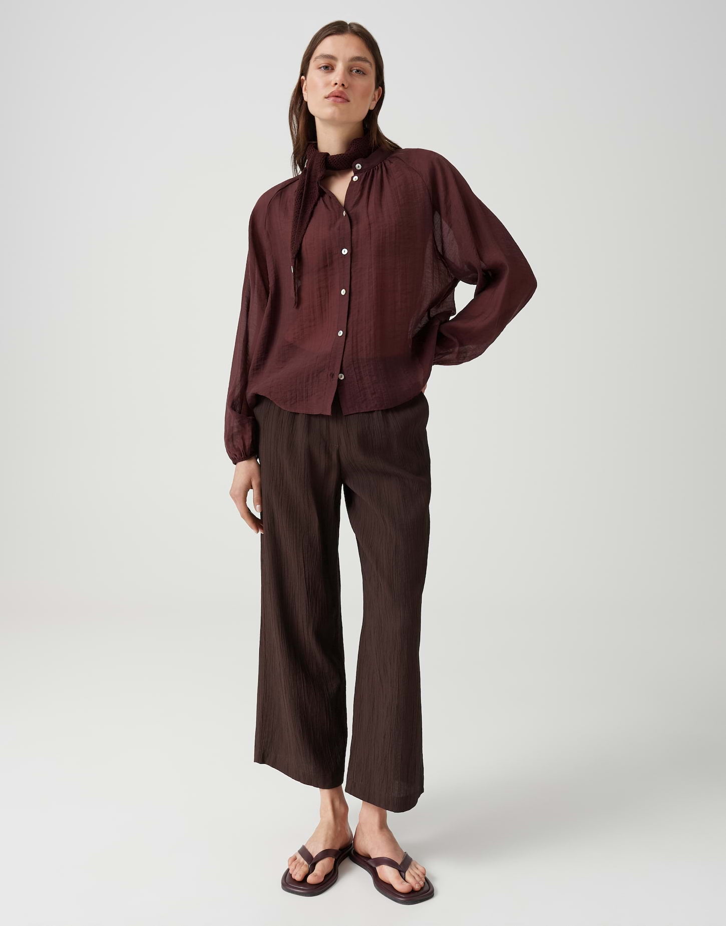 Doppelter Style-Favorit – Die luftige Stehkragenbluse in zwei Trendfarben