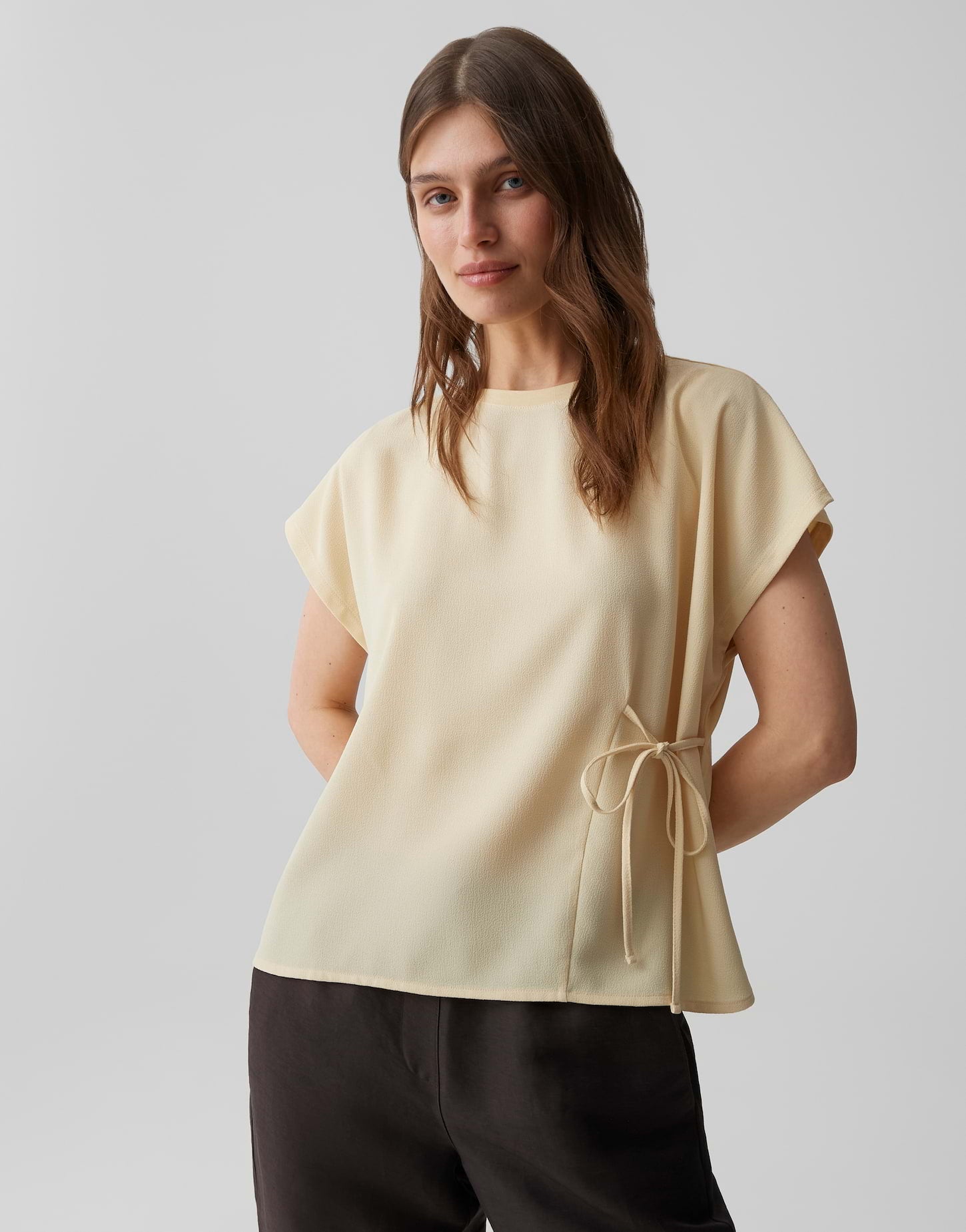 Fließendes Jersey-Shirt mit sportivem Kordelzug und Rückenschlitz