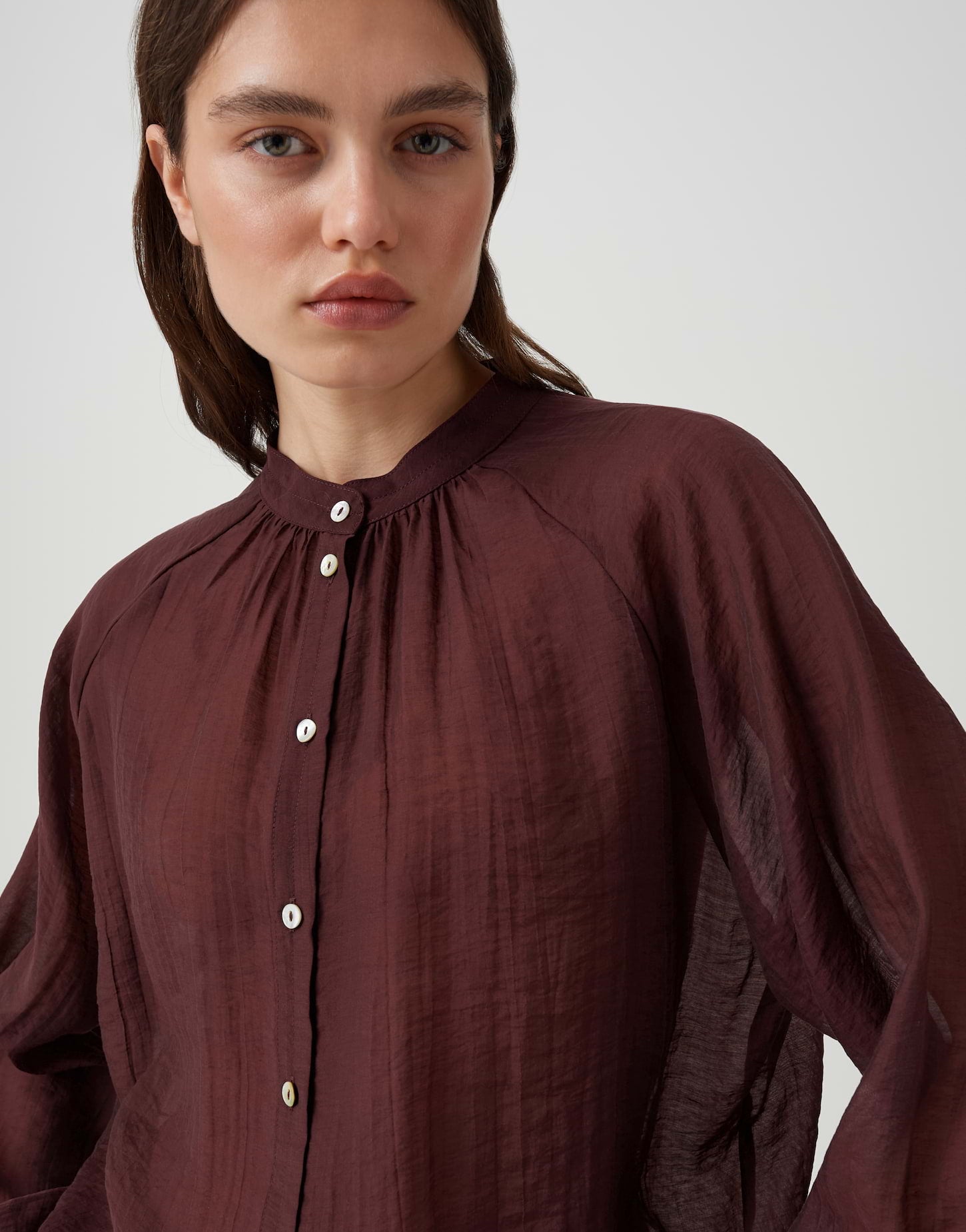 Doppelter Style-Favorit – Die luftige Stehkragenbluse in zwei Trendfarben