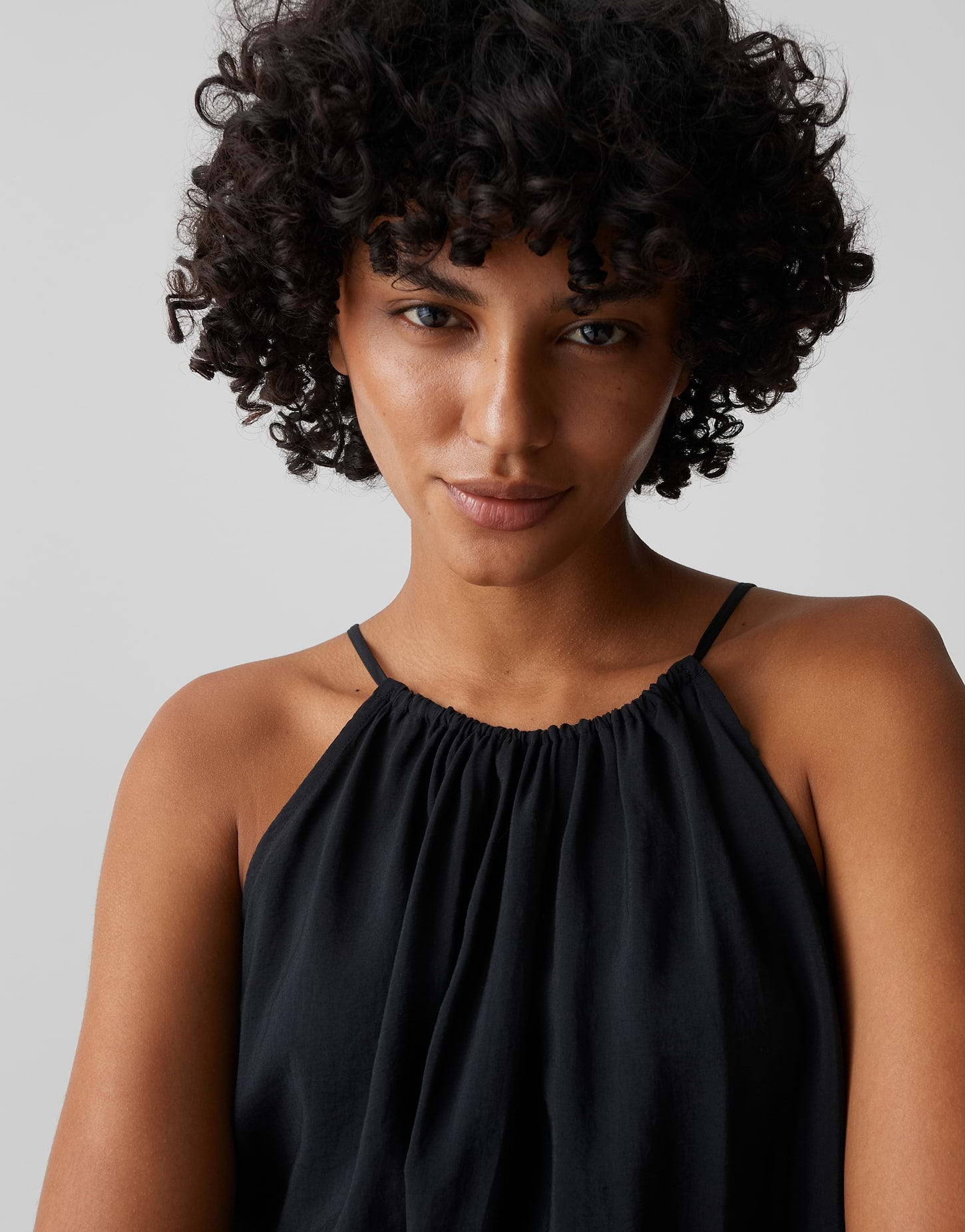 Das schwarze Halterneck-Kleid