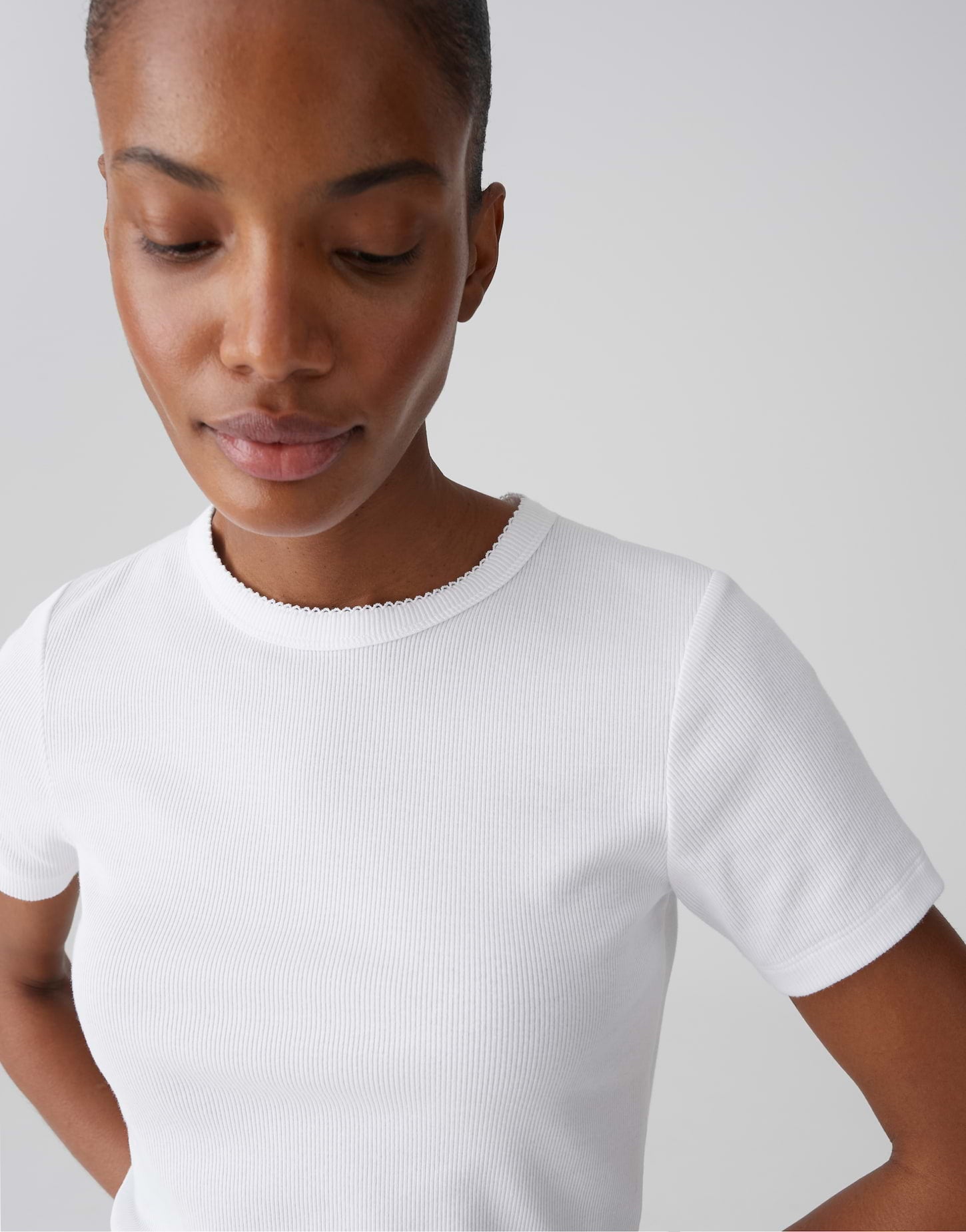 Ripp-Shirt mit femininer Romantik in feiner Struktur