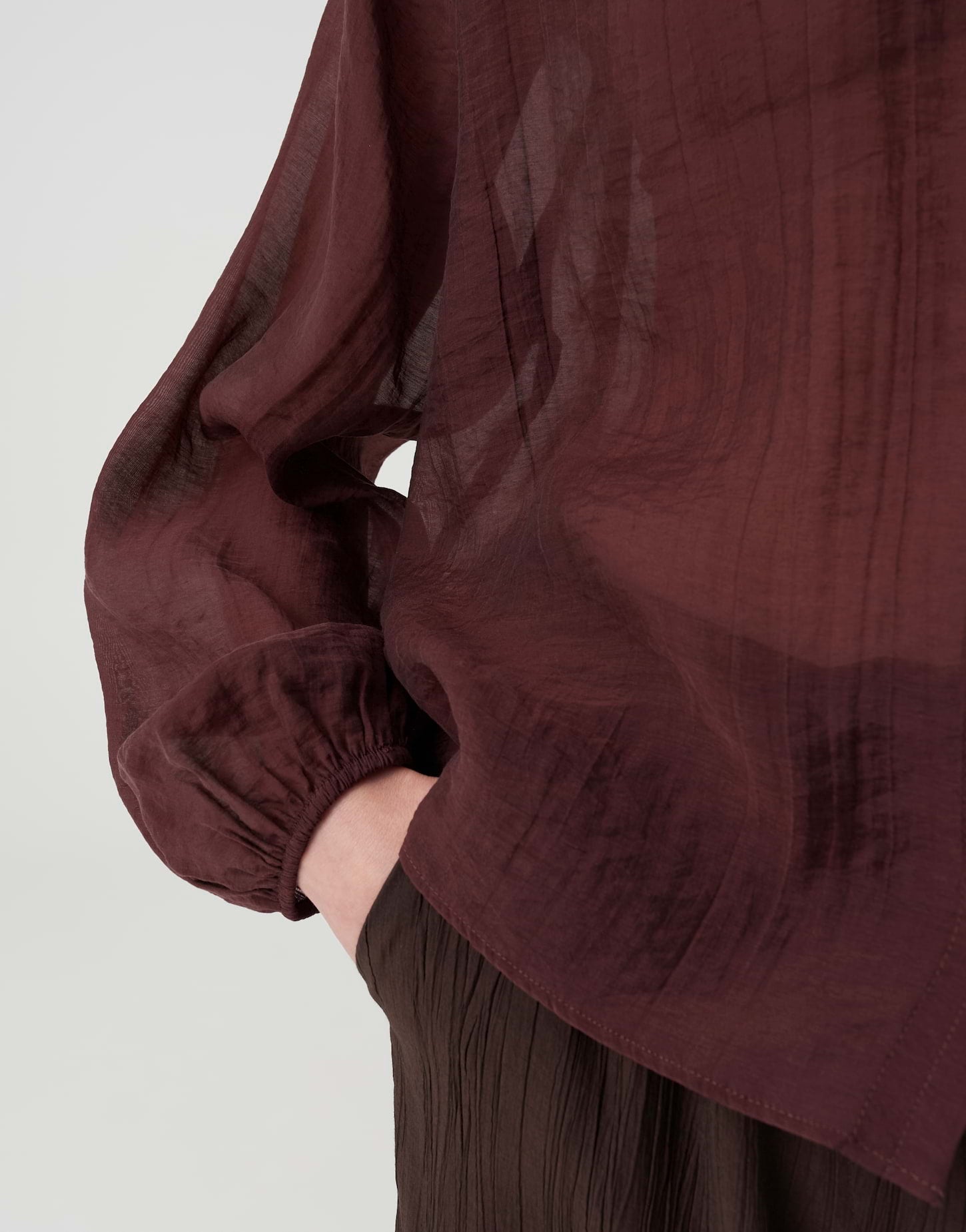 Doppelter Style-Favorit – Die luftige Stehkragenbluse in zwei Trendfarben