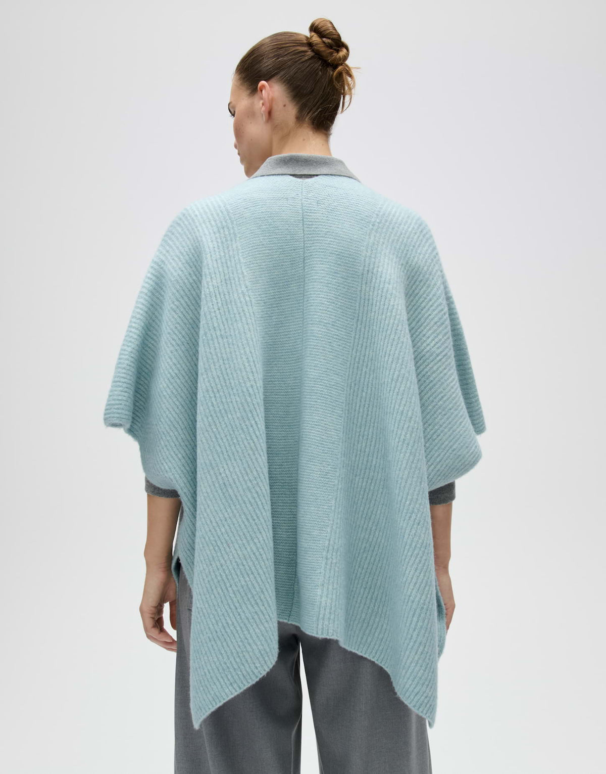 Das gerippte Strick-Poncho-Cape