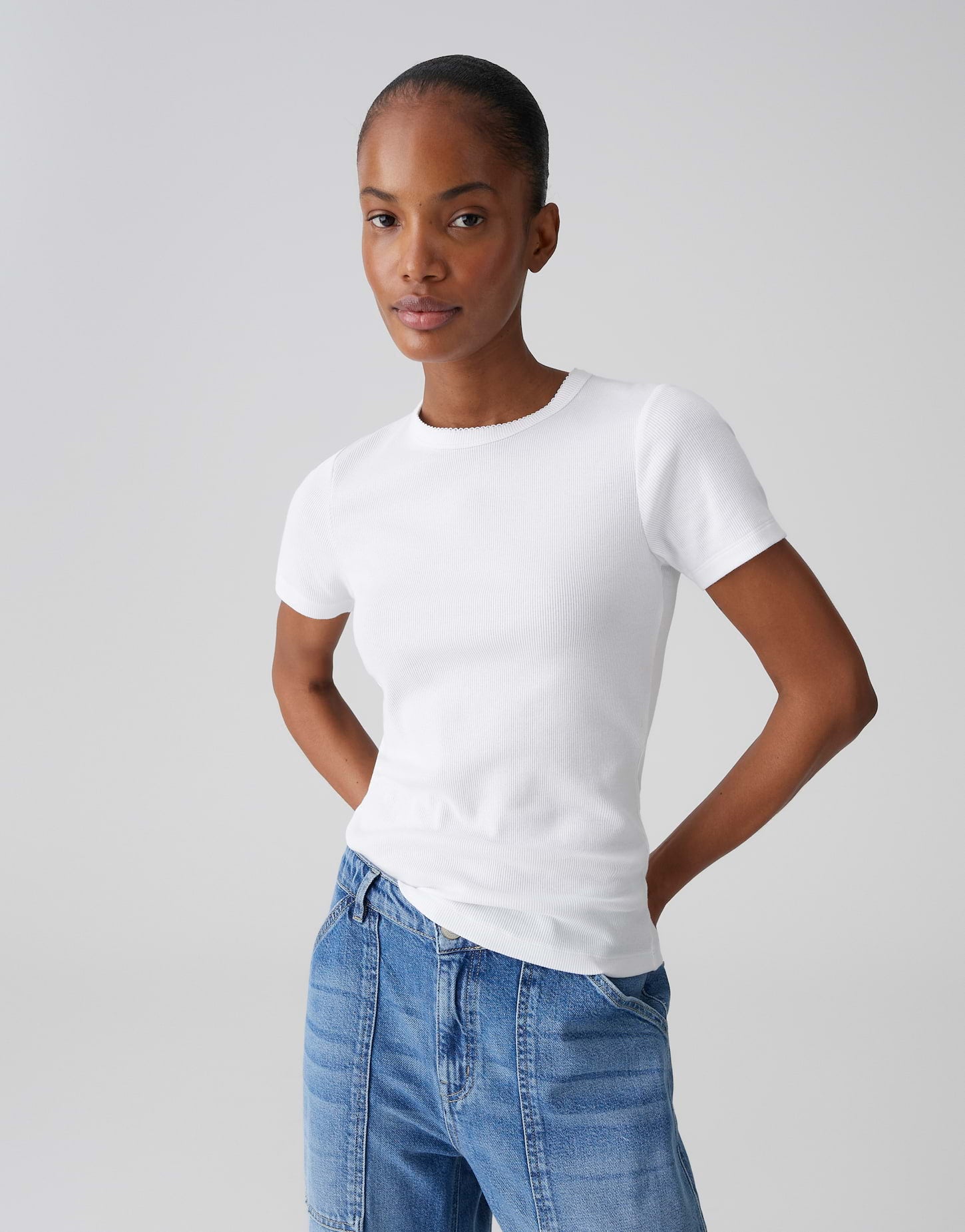 Ripp-Shirt mit femininer Romantik in feiner Struktur