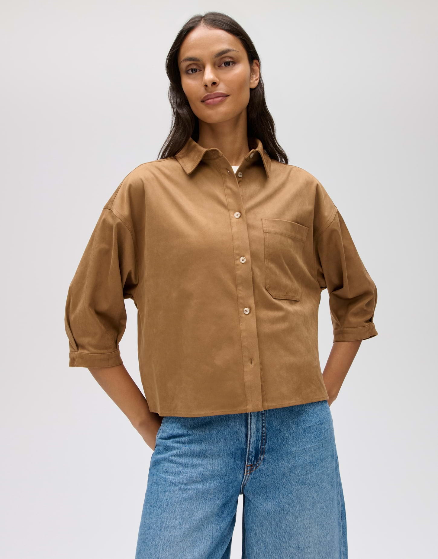 Moderner Utility-Chic – Das weiche Overshirt in cleaner Velours-Optik