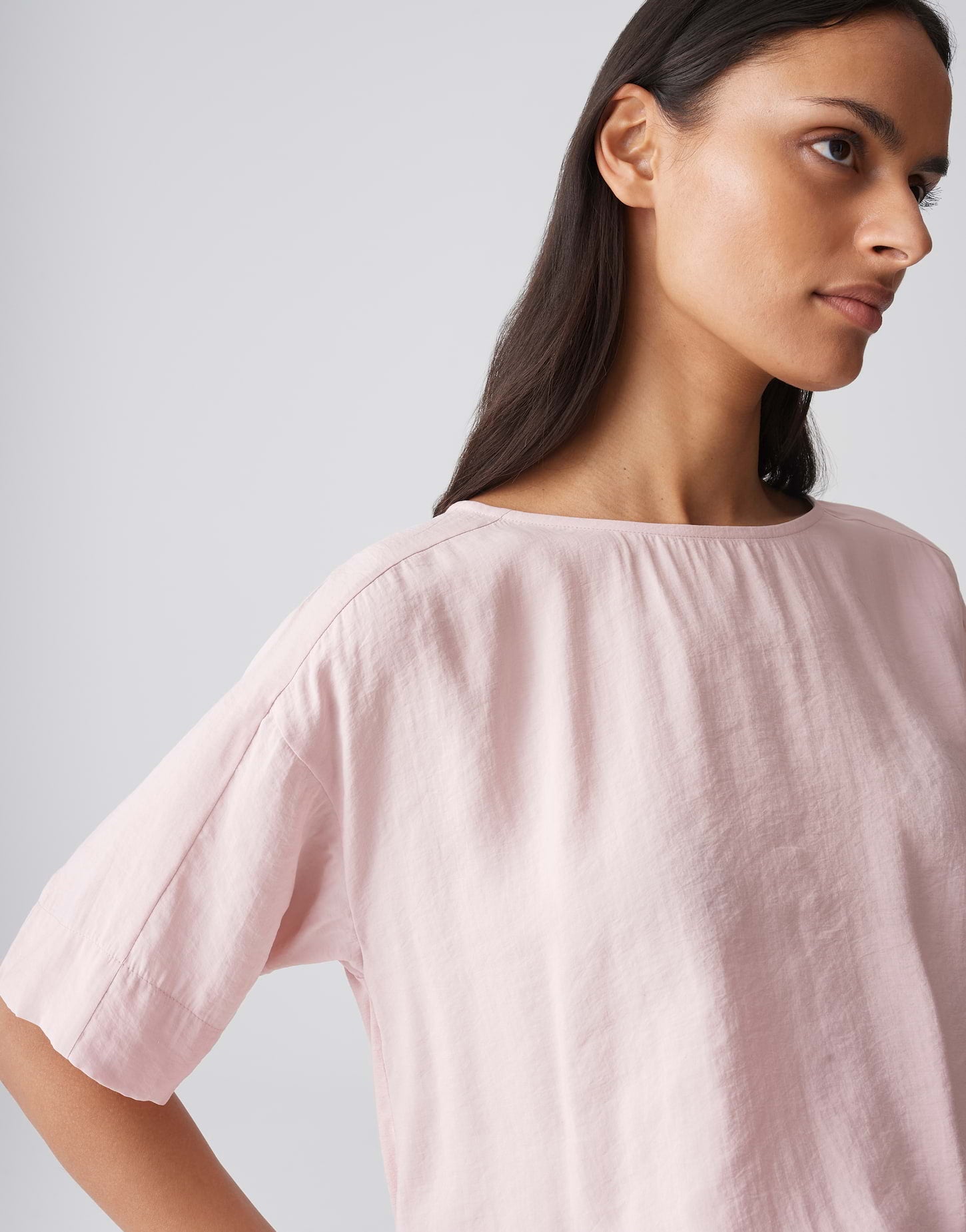 Dein weich fließendes Shirt mit mattem Glanz