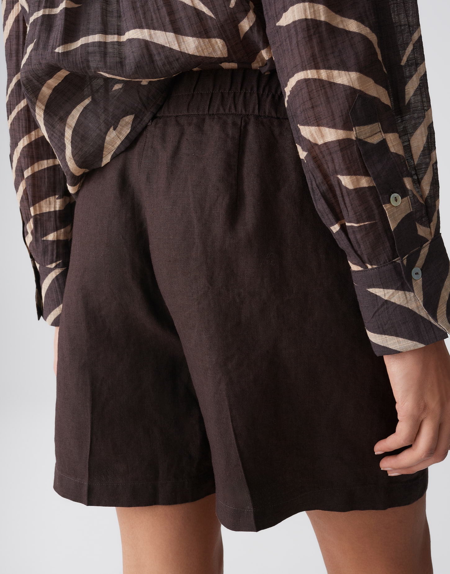 Deine Shorts mit natürlicher Leinenstruktur