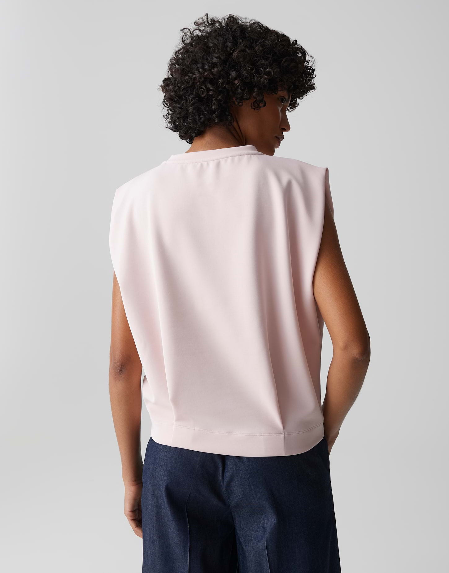Dieses ultraleichte Sweattop in zartem Rosé definiert modernen Komfort völlig neu