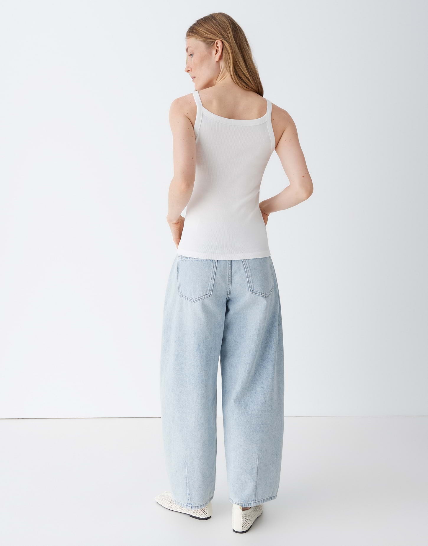 Sommerliche Leichtigkeit in Weiß und Hellblau das Jersey-Top im Chambray-Optik