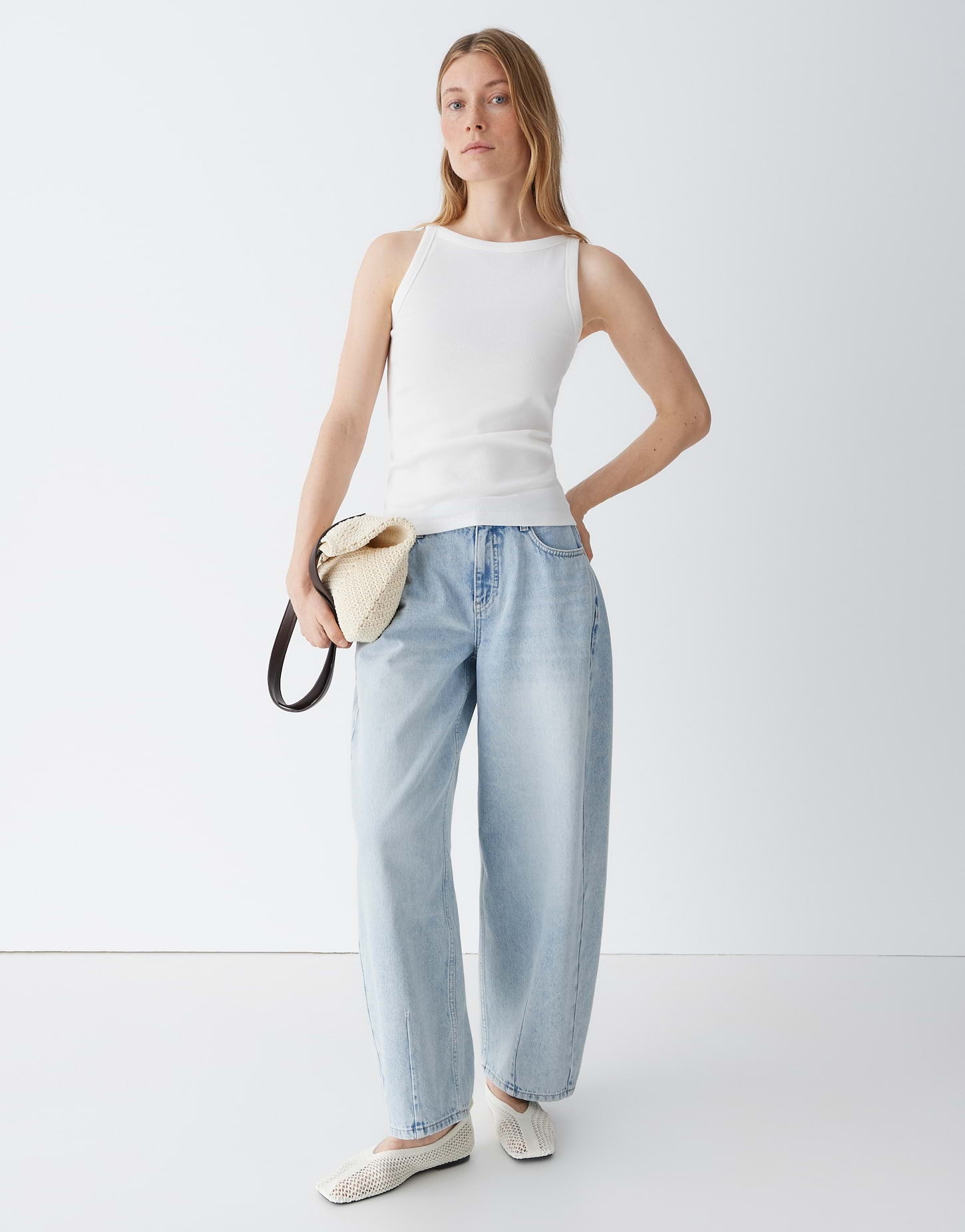 Sommerliche Leichtigkeit in Weiß und Hellblau das Jersey-Top im Chambray-Optik