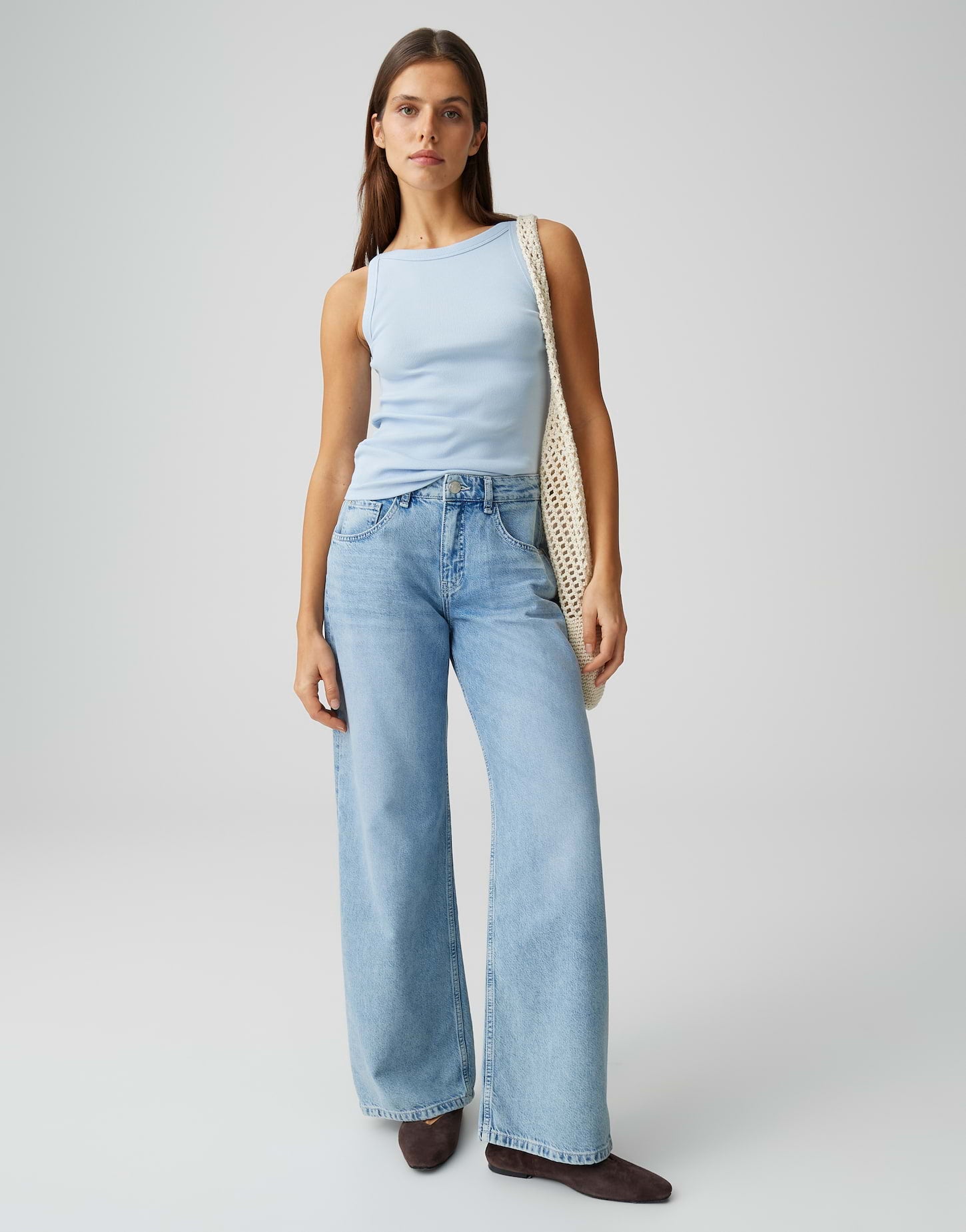 Sommerliche Leichtigkeit in Weiß und Hellblau das Jersey-Top im Chambray-Optik