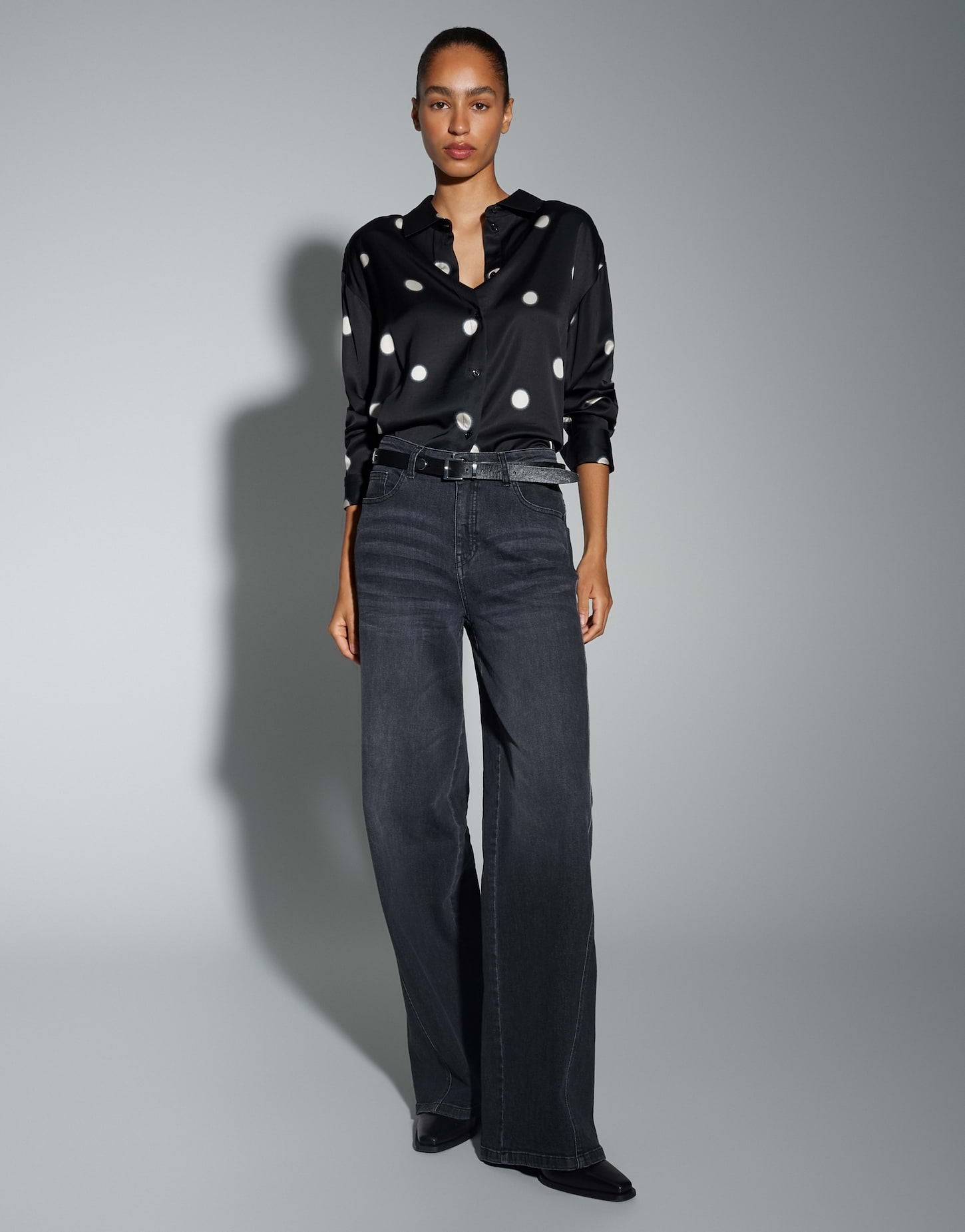 Viskosebluse mit gerasterten Polka Dots