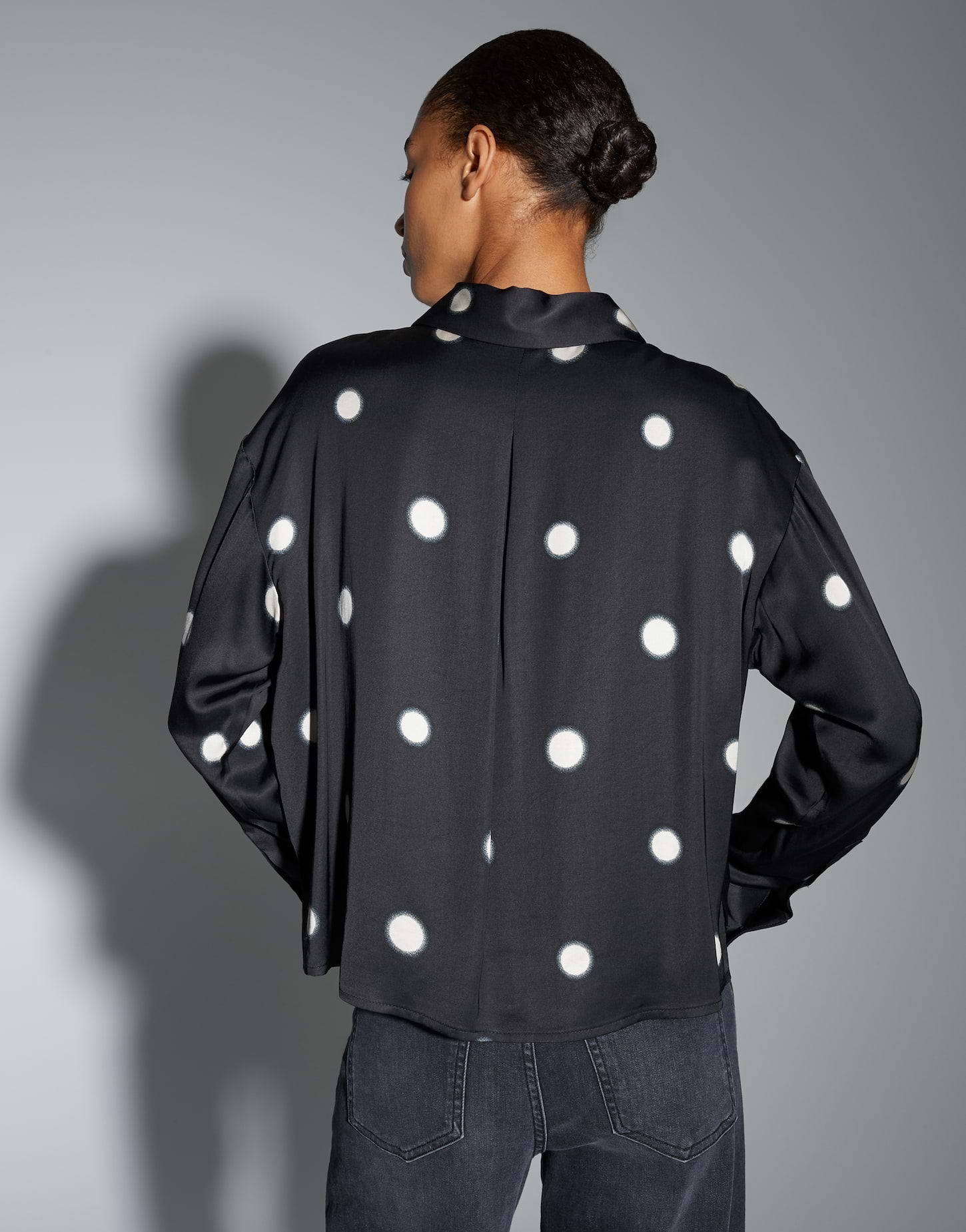 Viskosebluse mit gerasterten Polka Dots