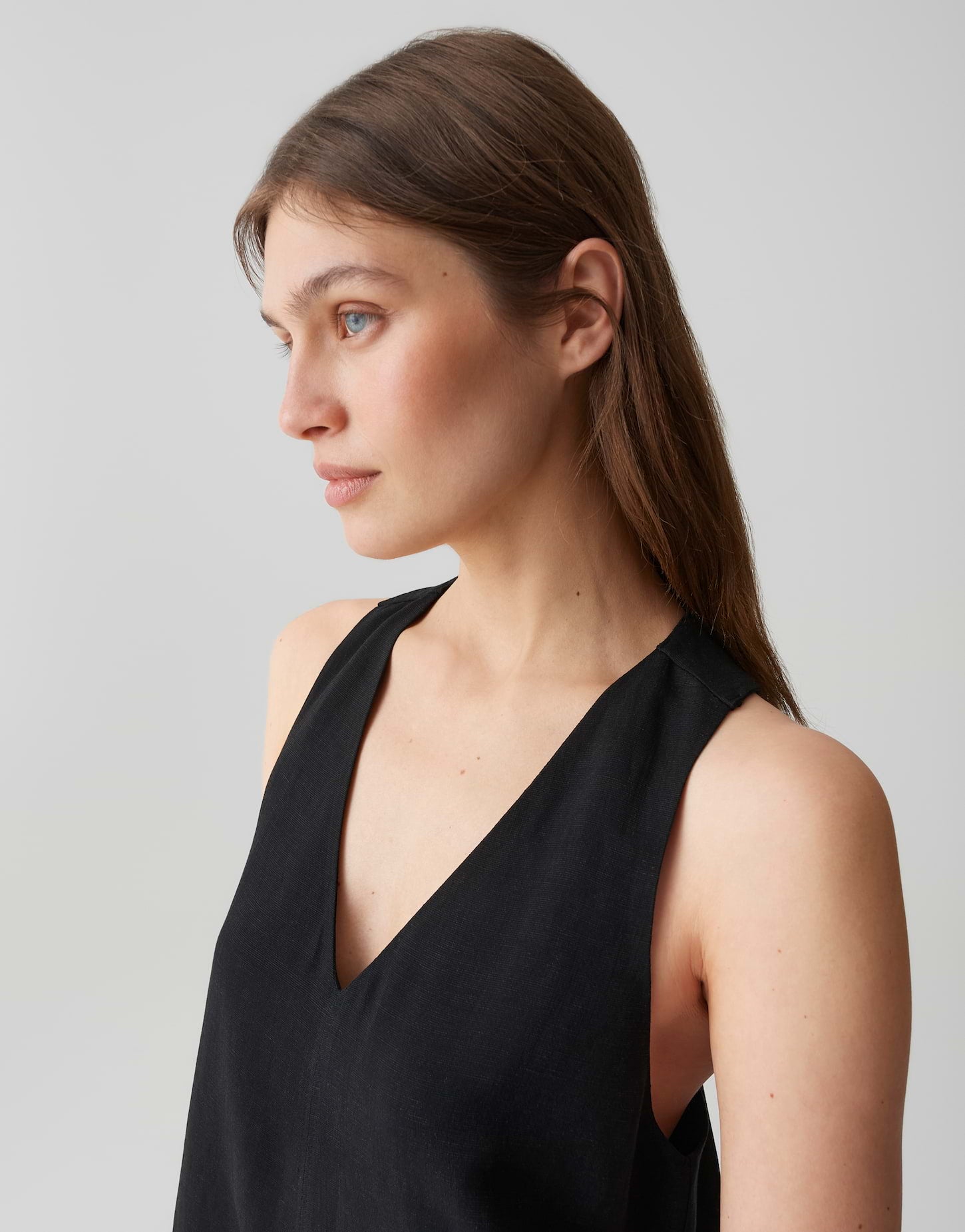 Zeitloser Leinen-Chic mit Rückendetail