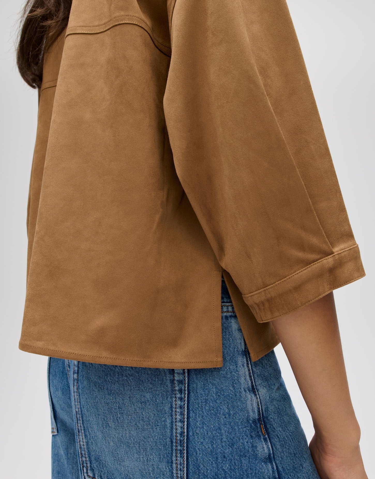 Moderner Utility-Chic – Das weiche Overshirt in cleaner Velours-Optik