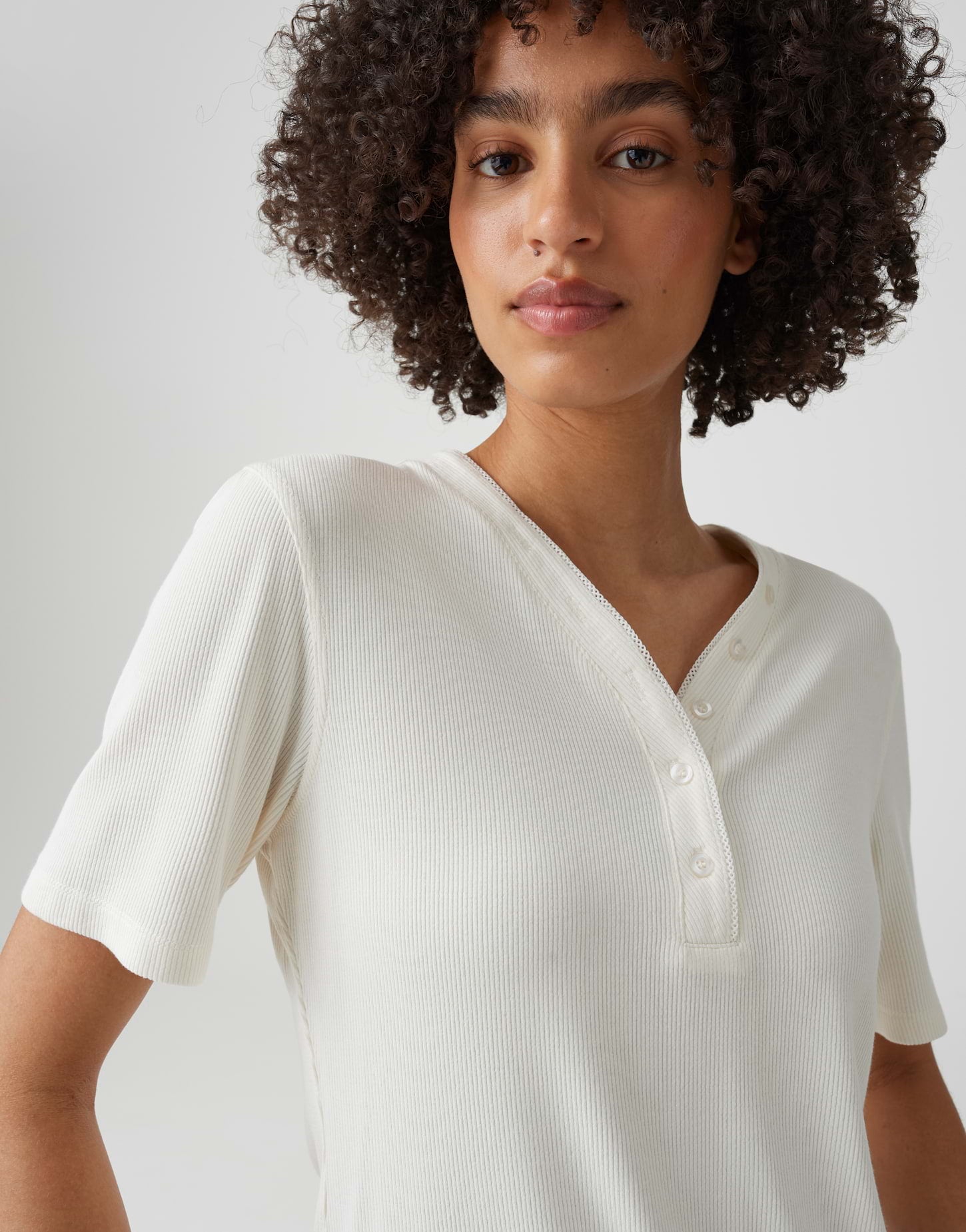 Geripptes Halbarm-Shirt mit V-Ausschnitt