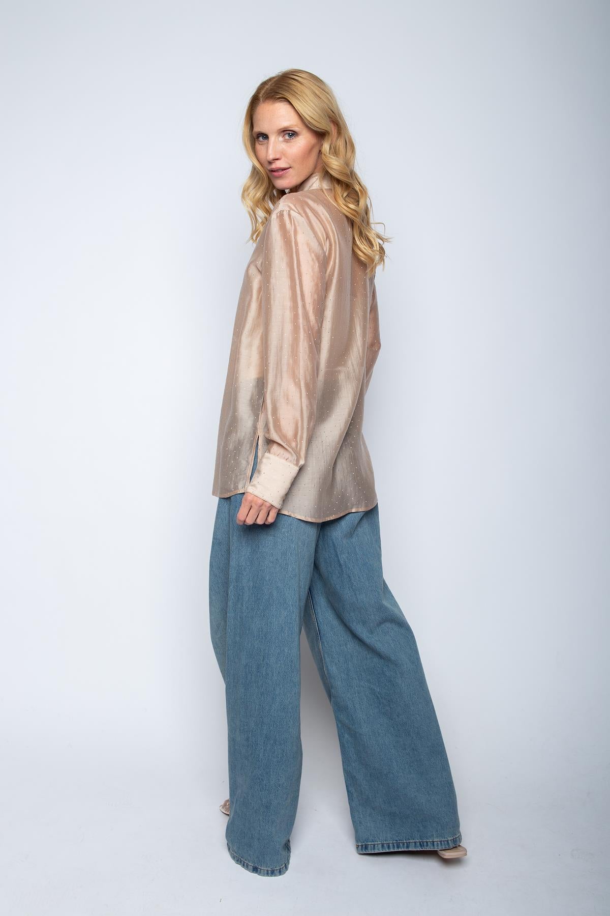 Schimmernde Lässigkeit – Hemdbluse mit Glitzersteinchen