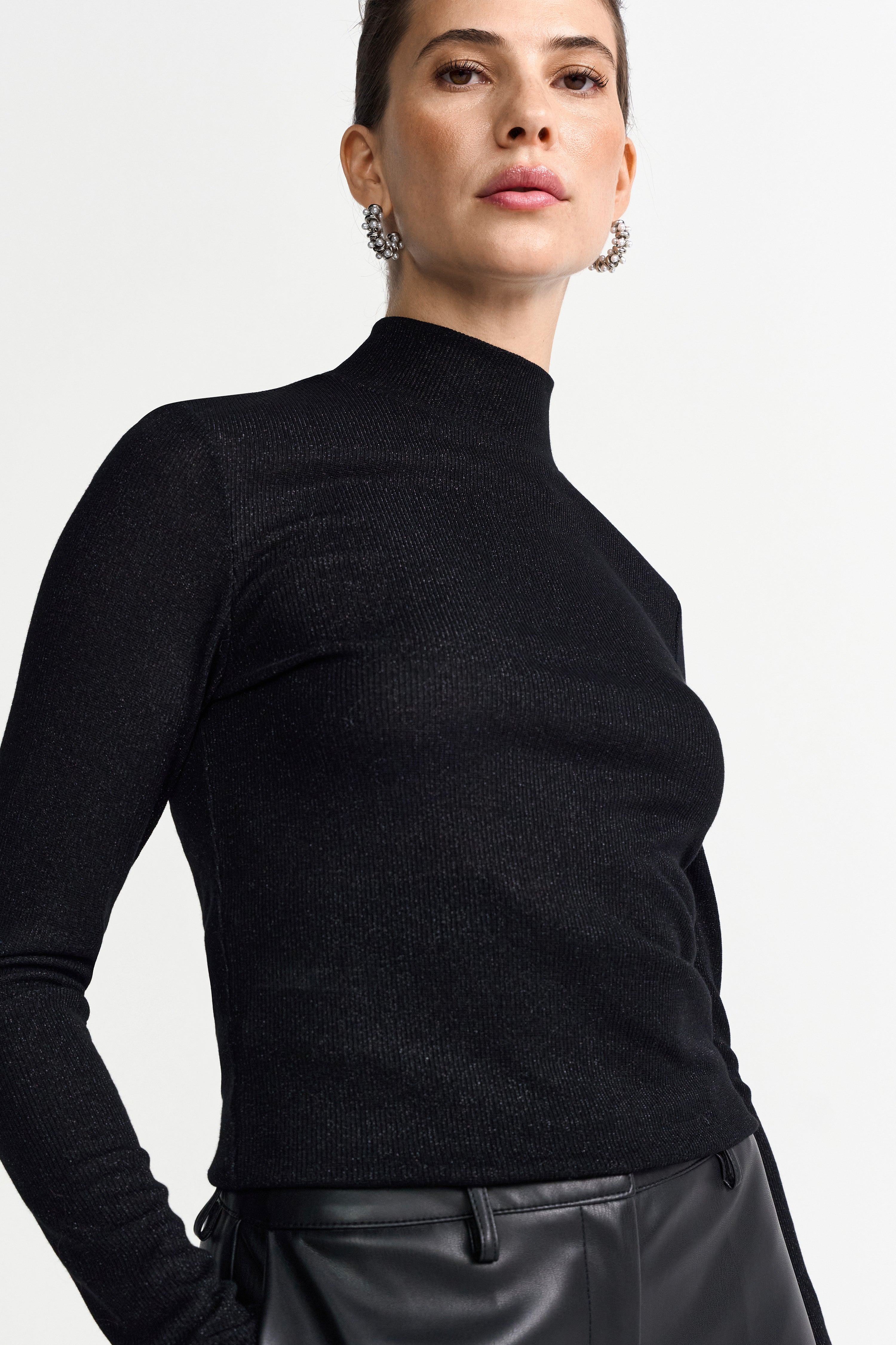 Glitzernder Strickpullover mit elegantem Stehkragen