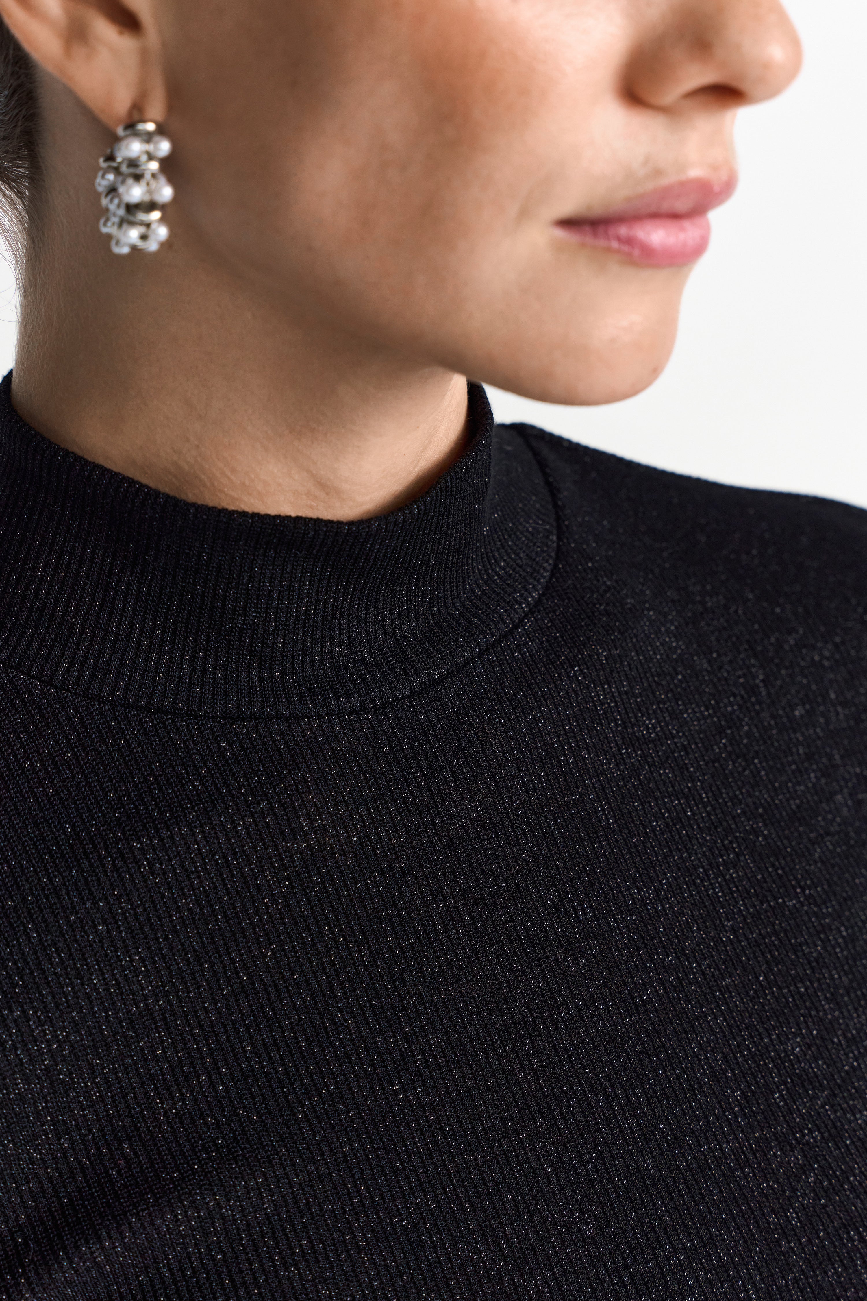 Glitzernder Strickpullover mit elegantem Stehkragen