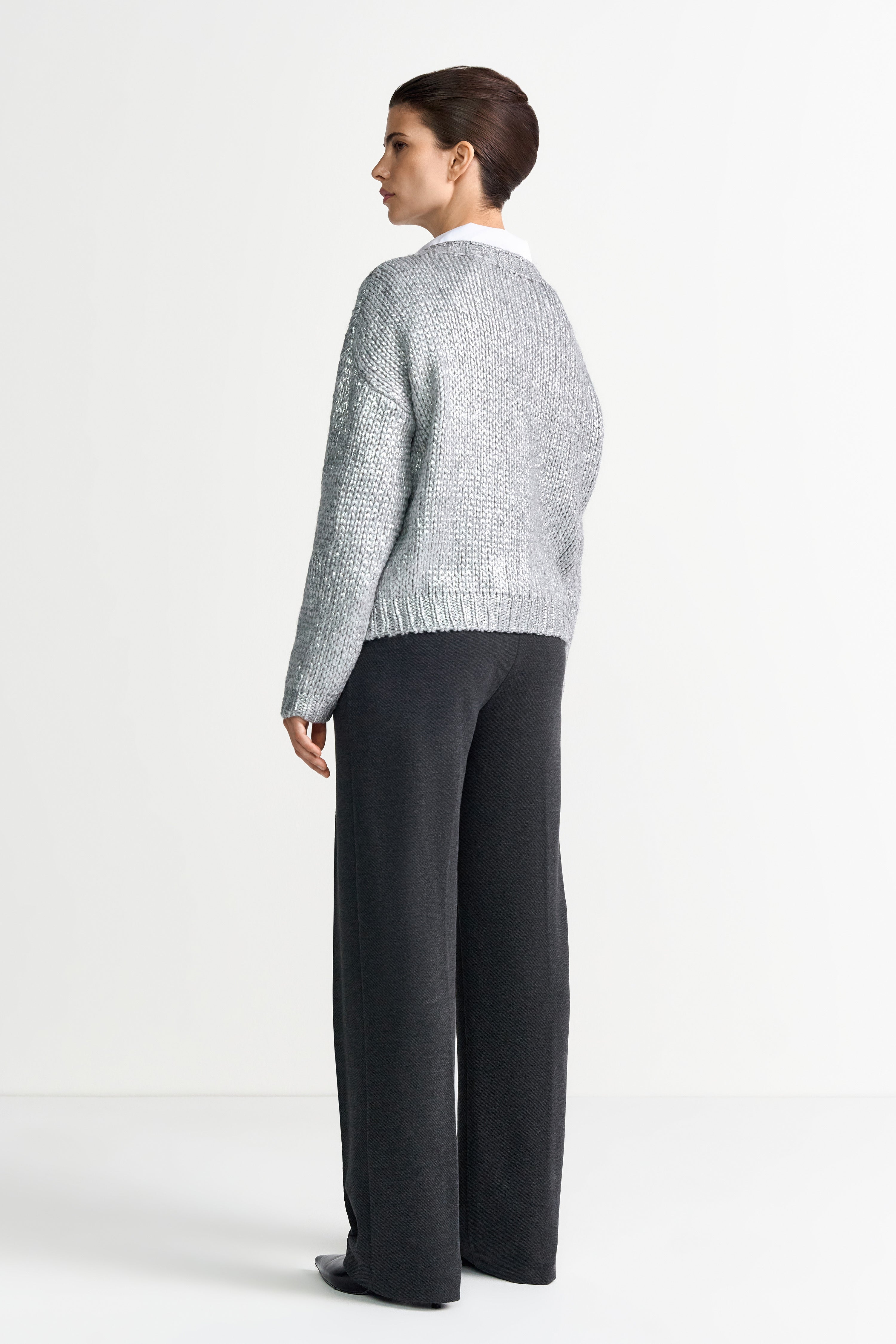 Silberner Metallic-Pullover im modernen Grobstrick-Look