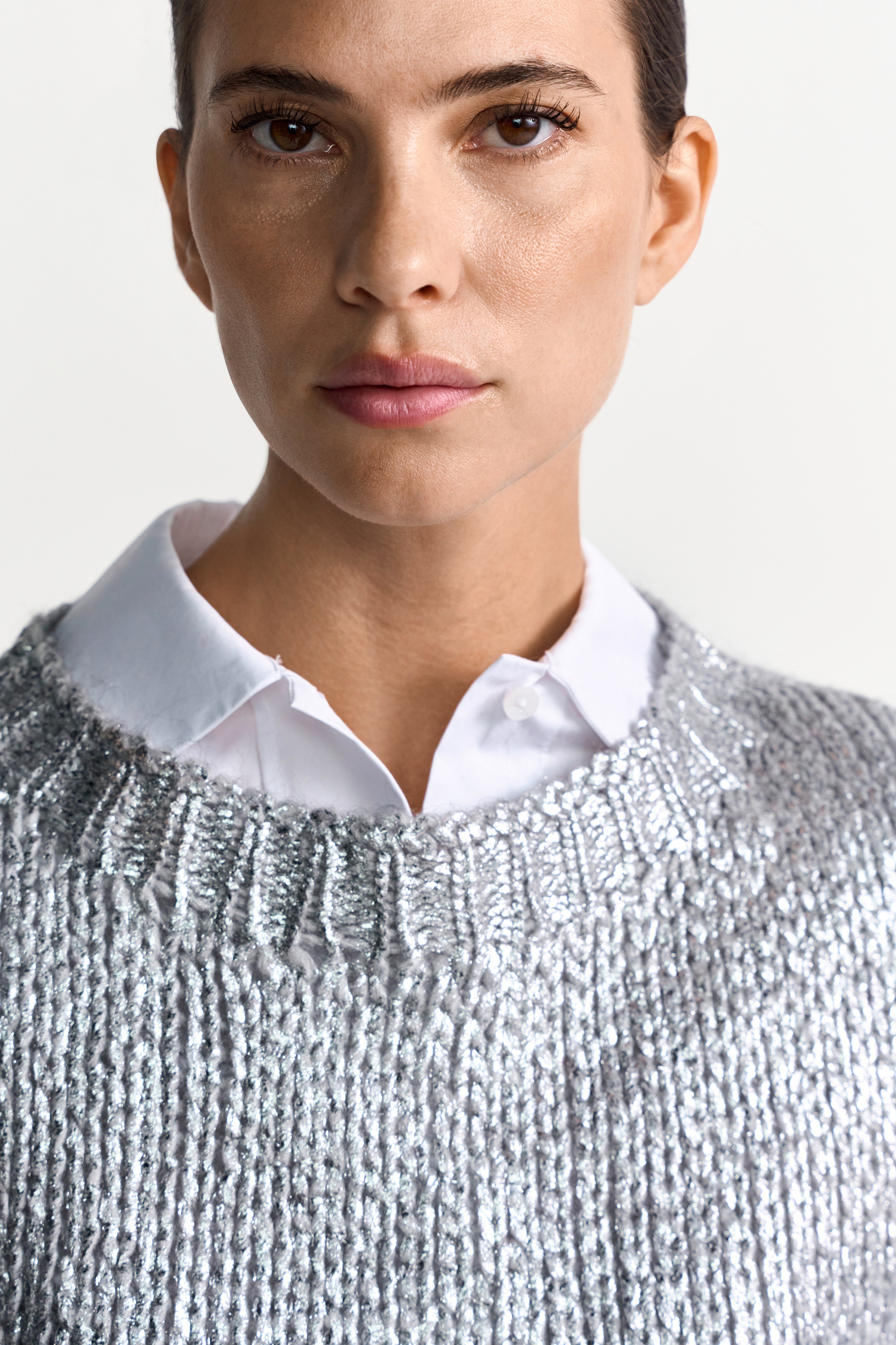 Silberner Metallic-Pullover im modernen Grobstrick-Look