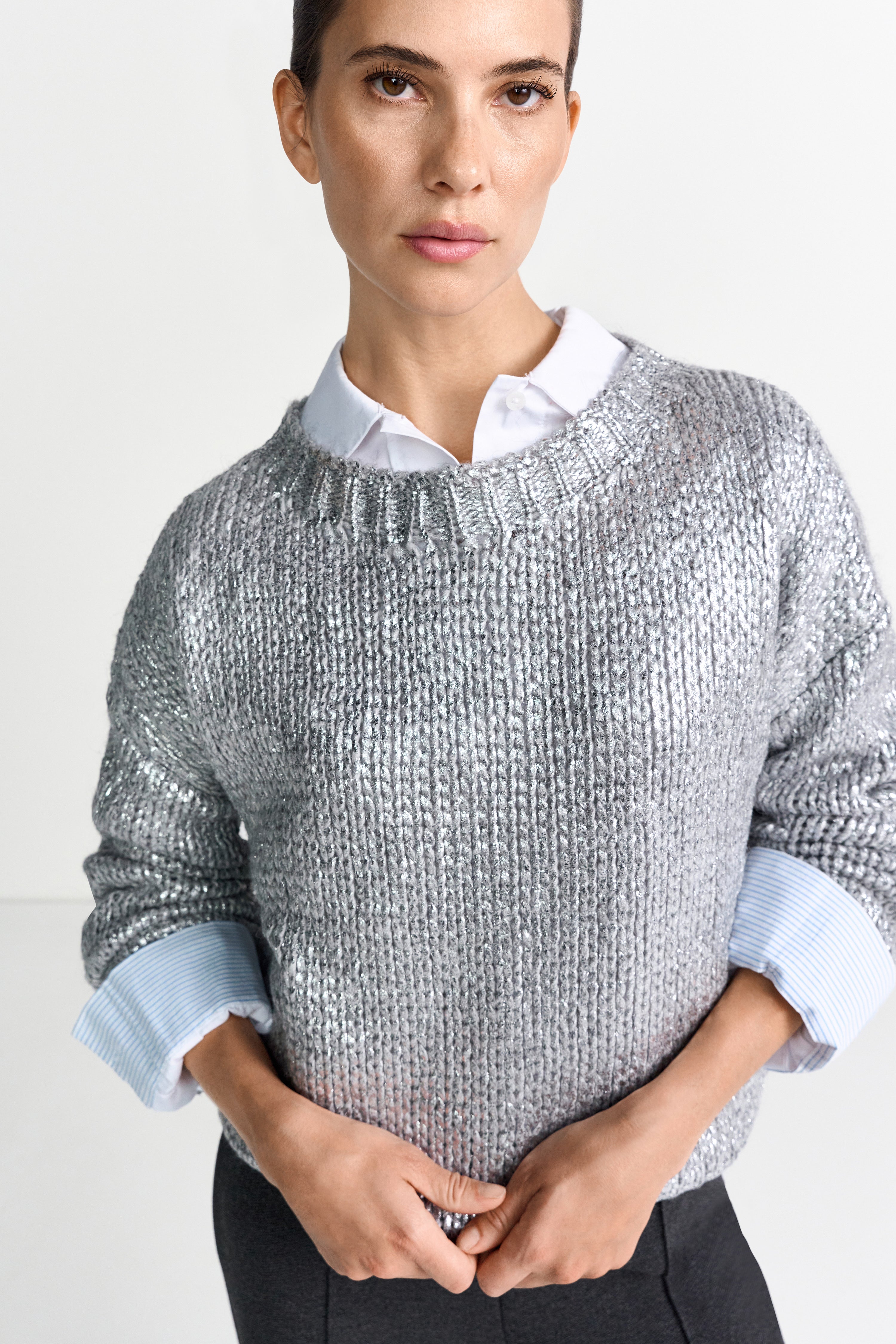 Silberner Metallic-Pullover im modernen Grobstrick-Look