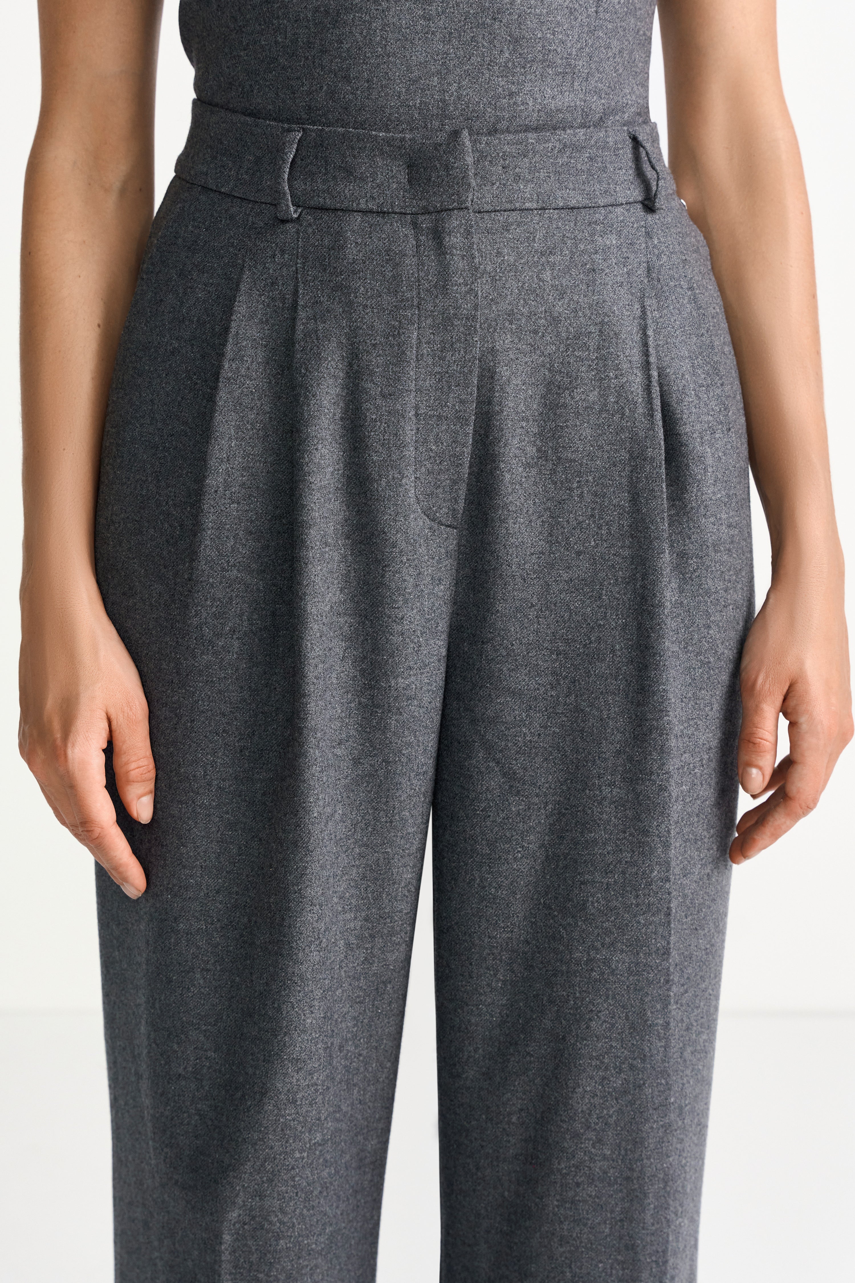 Stylische graue Bundfaltenhose aus edlem Flanell