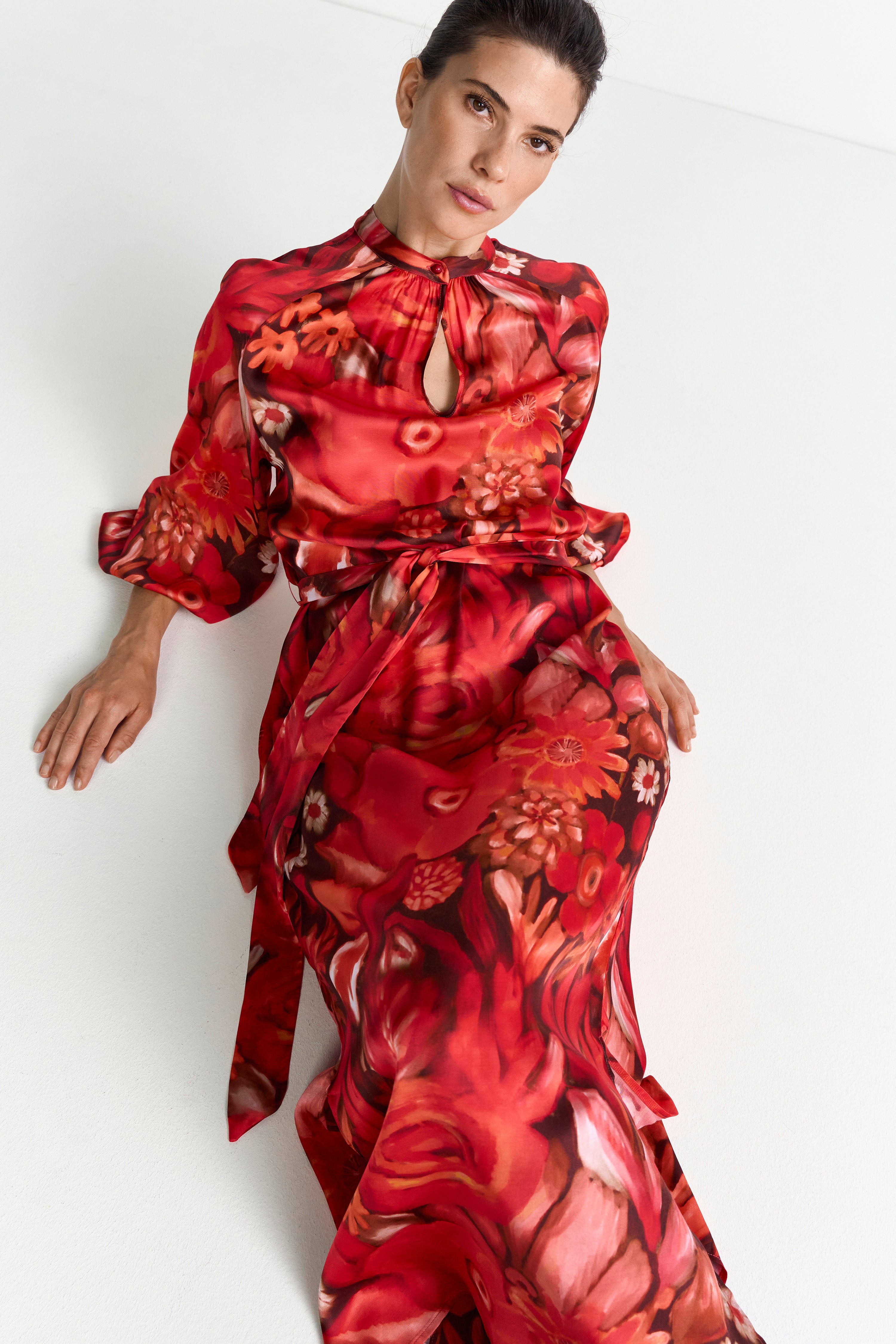 Rotes Midikleid mit floralem Muster und eleganten Ballonärmeln