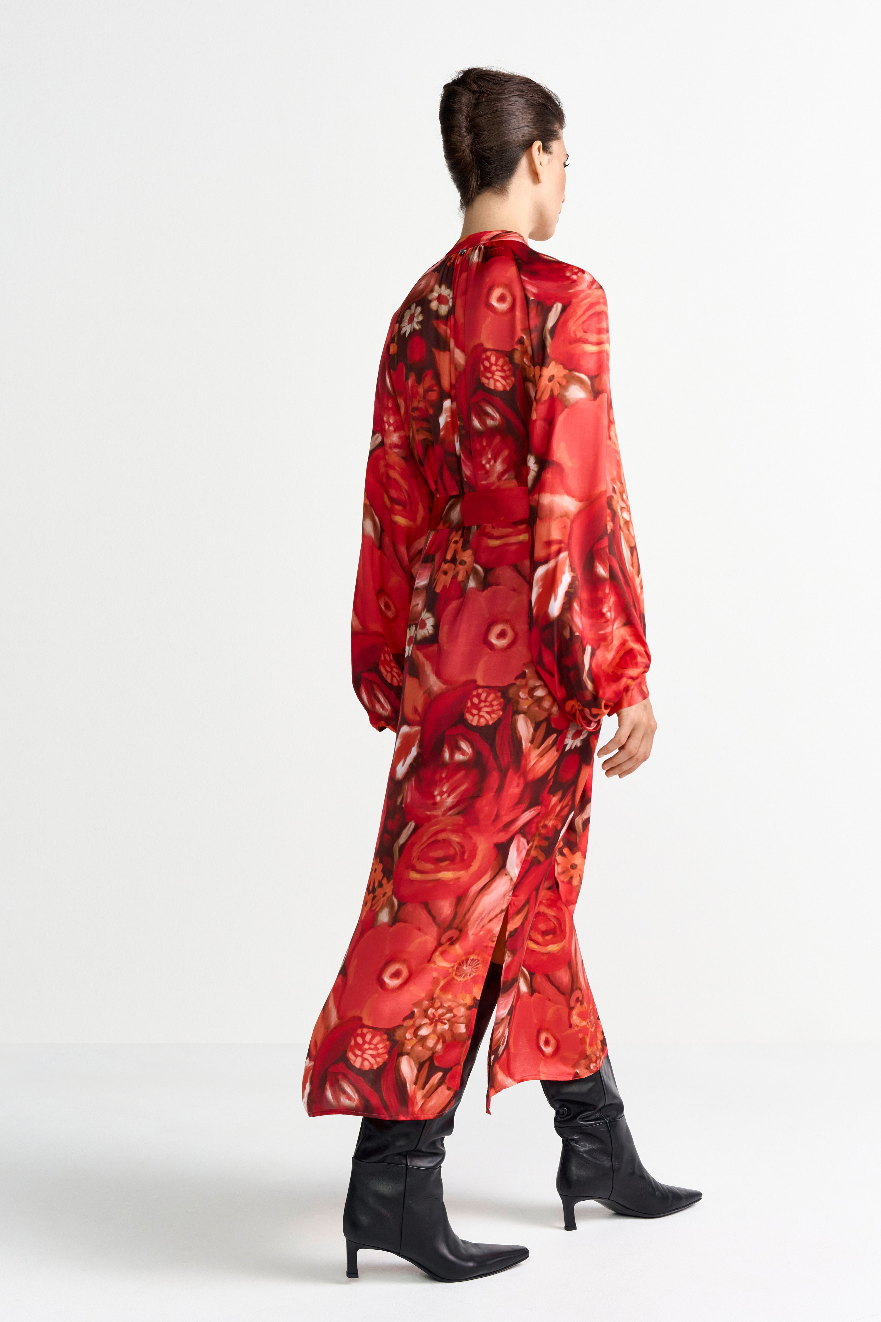 Rotes Midikleid mit floralem Muster und eleganten Ballonärmeln
