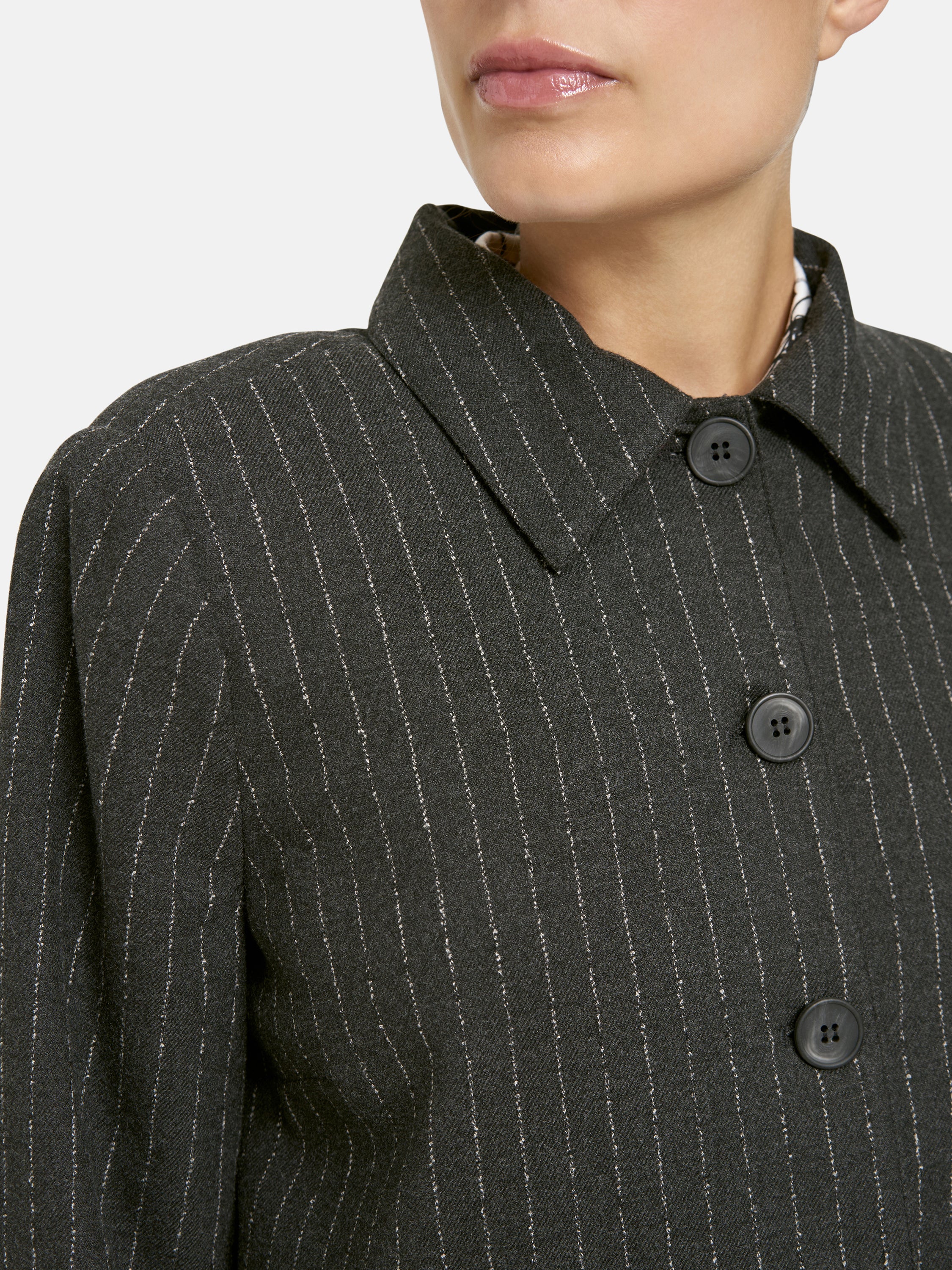 Klassische Jacke mit Kragen und aufgesetzten Taschen