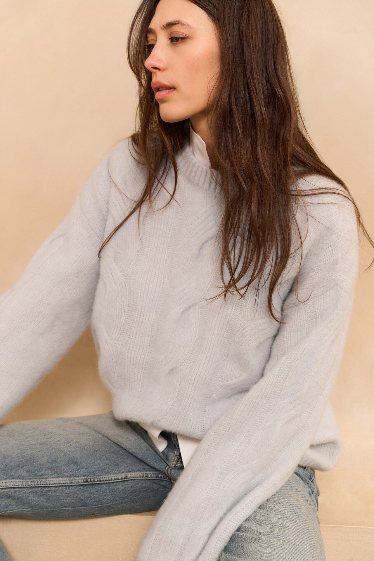 Weicher Pullover mit Zopfmuster