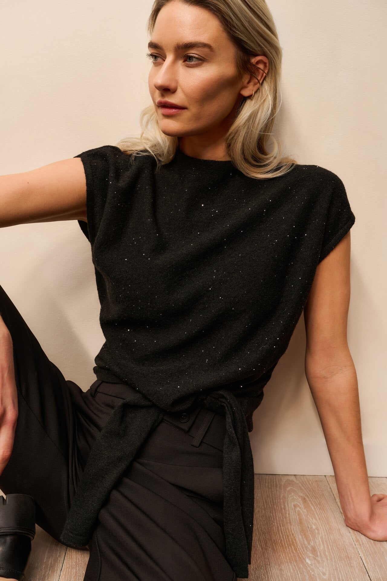 Ärmelloser Pullover mit Knotendetail und dezentem Schimmer