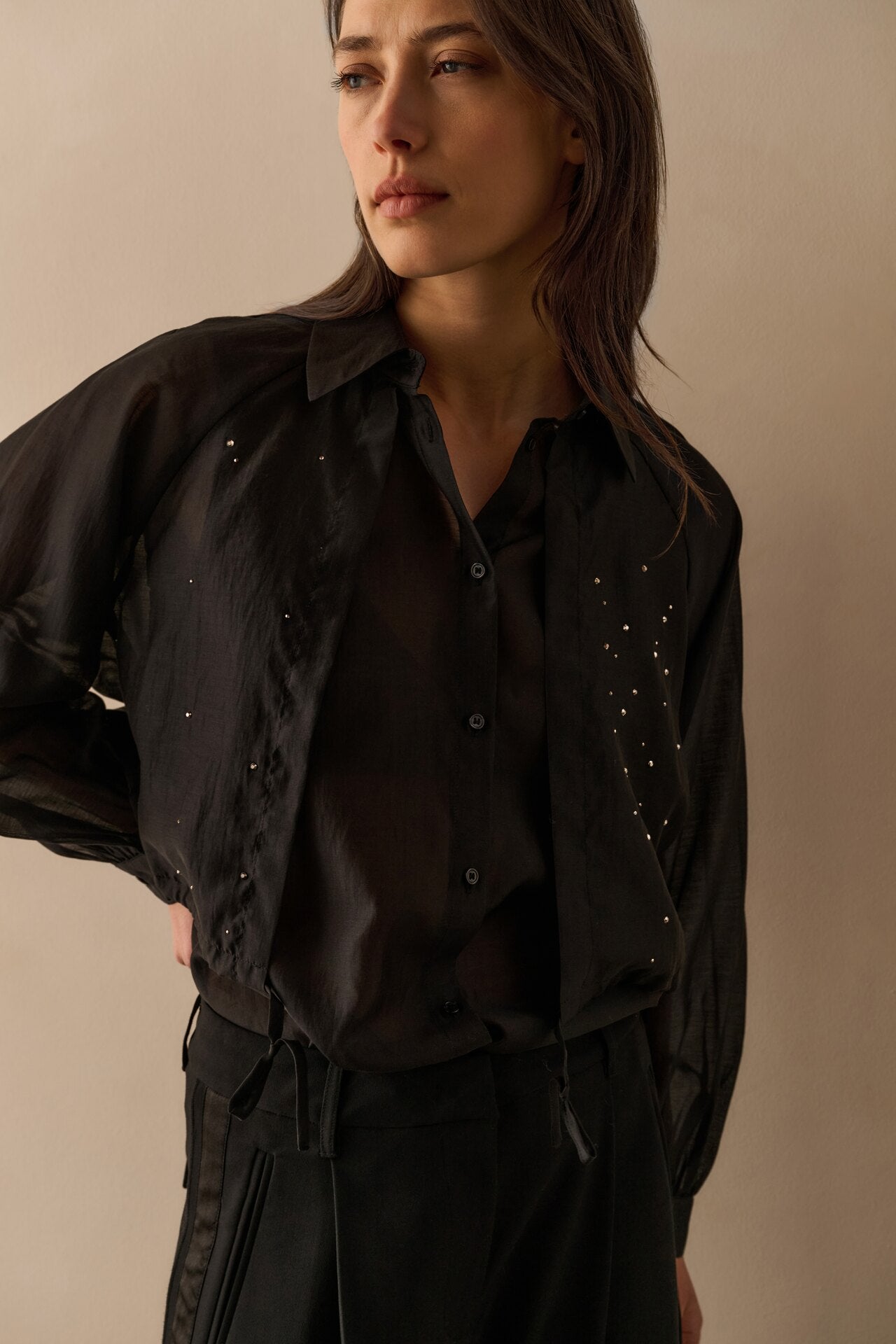 Raffinierte Bluse mit doppellagigem Design und feinen Verzierungen