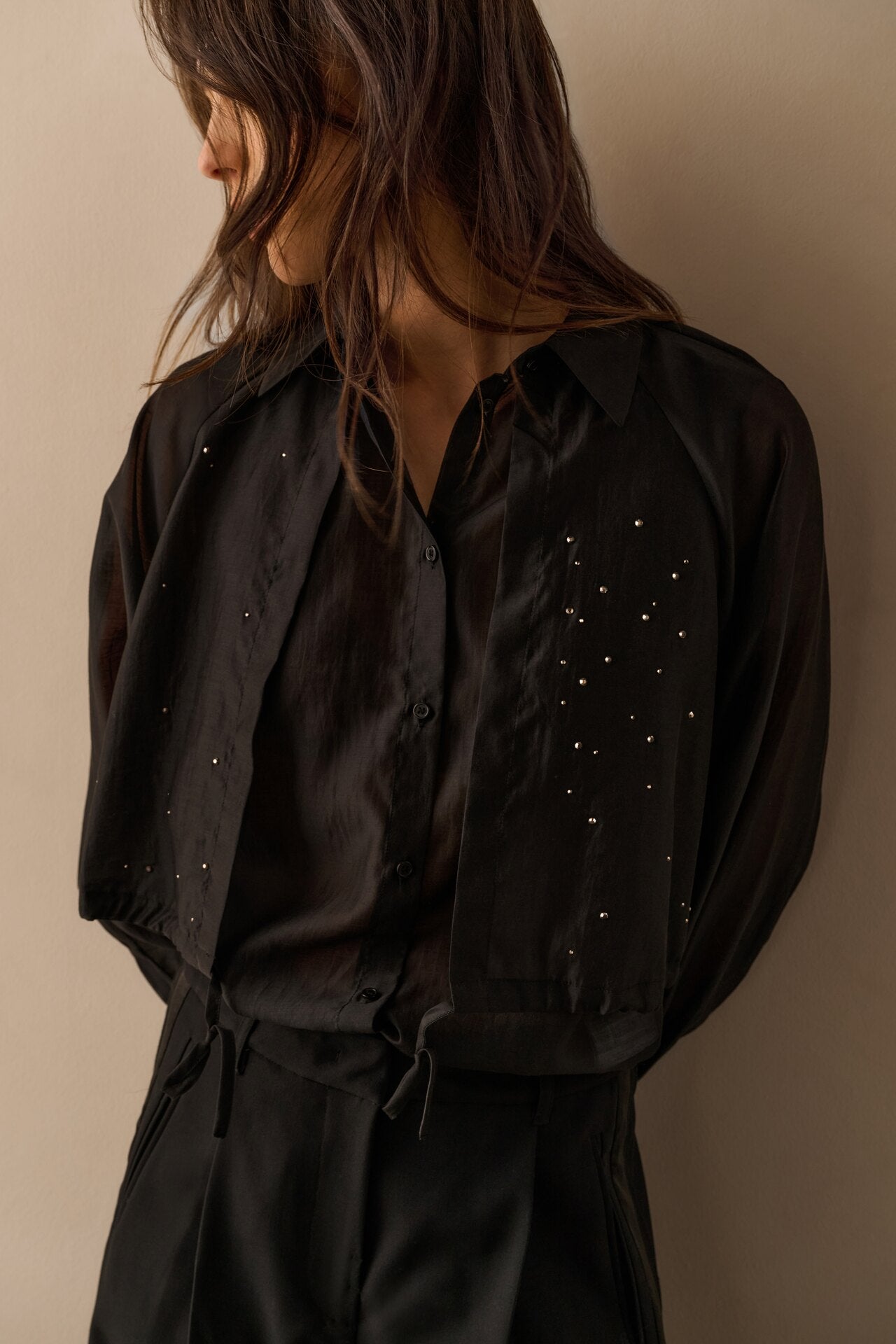 Raffinierte Bluse mit doppellagigem Design und feinen Verzierungen