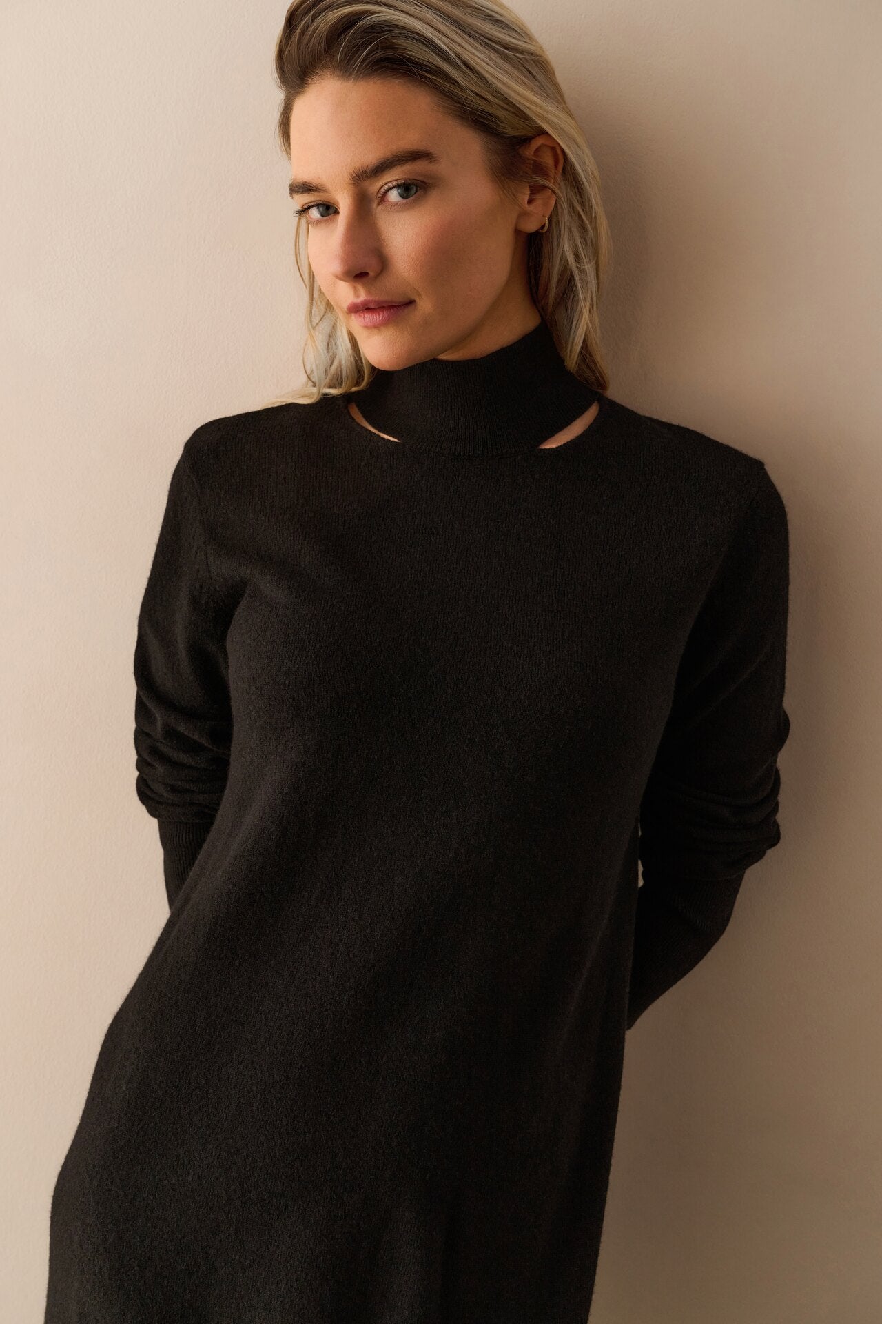 Elegantes Strickkleid mit Stehkragen und feinen Details