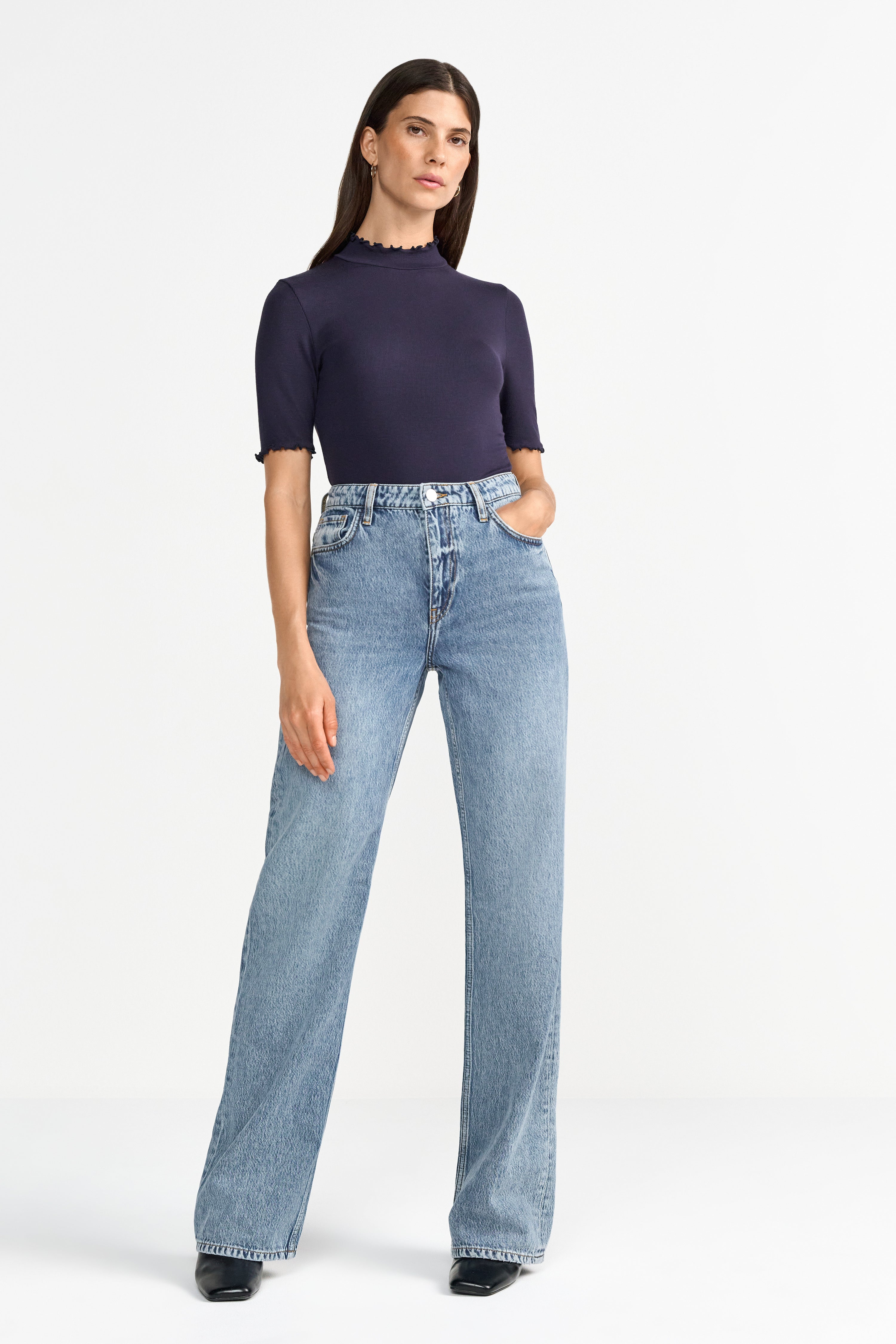 Feminines Ripp-Shirt mit Volant-Details